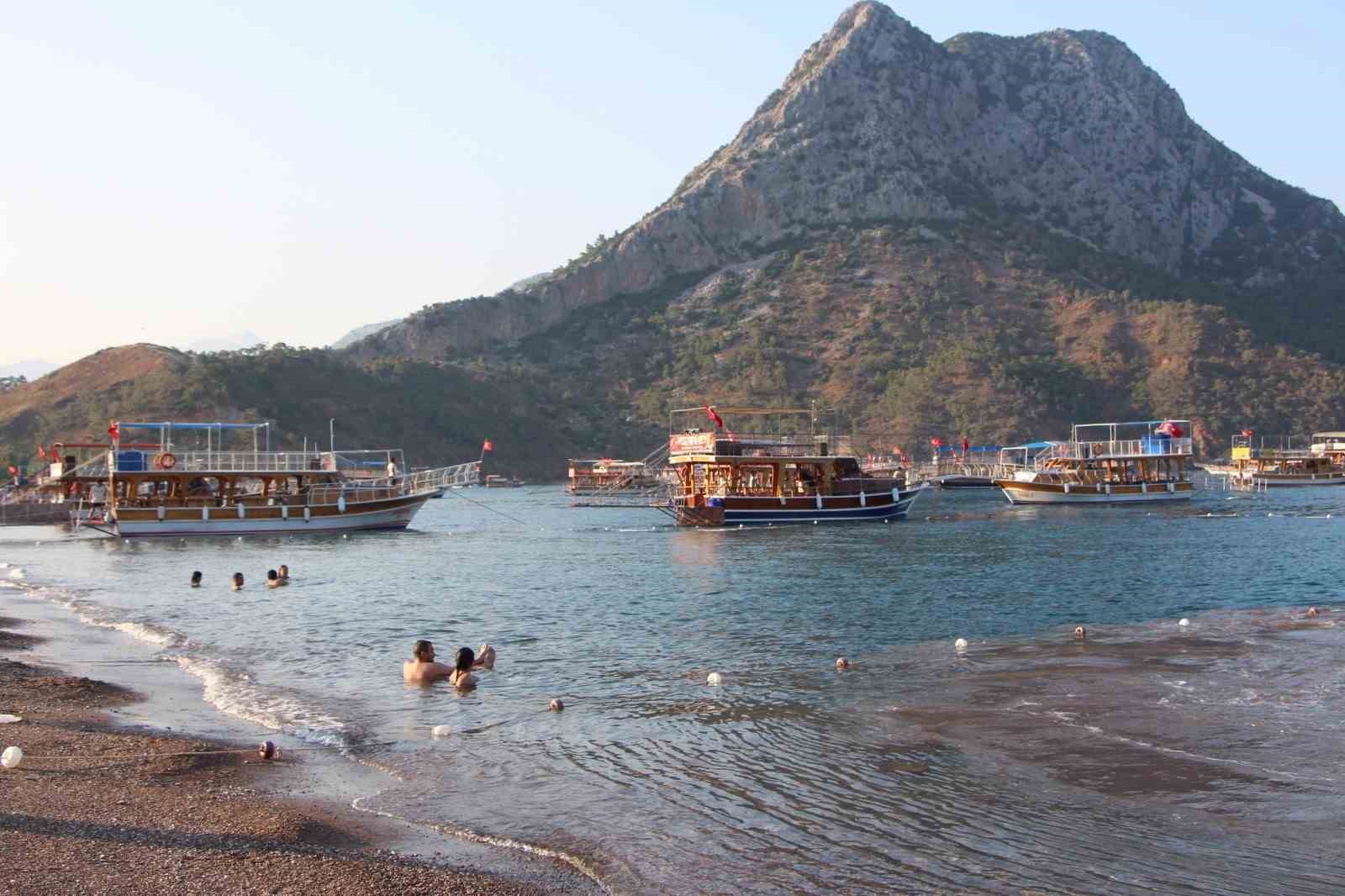 Sahile yanaşamayan tur tekneleri kornalı eylem yaptı
