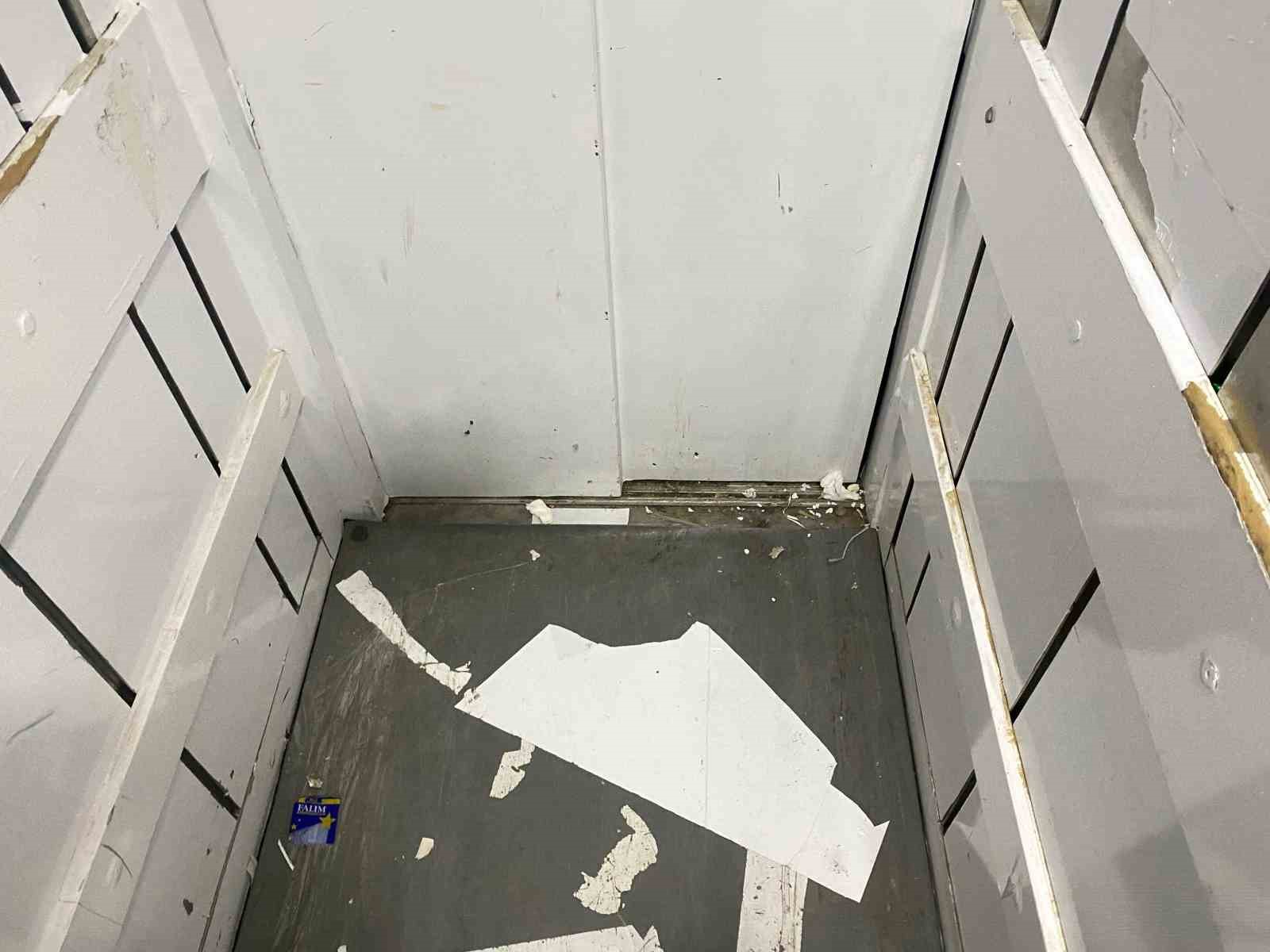 Ağrı Belediyesi’ndeki asansör tehlike saçıyor