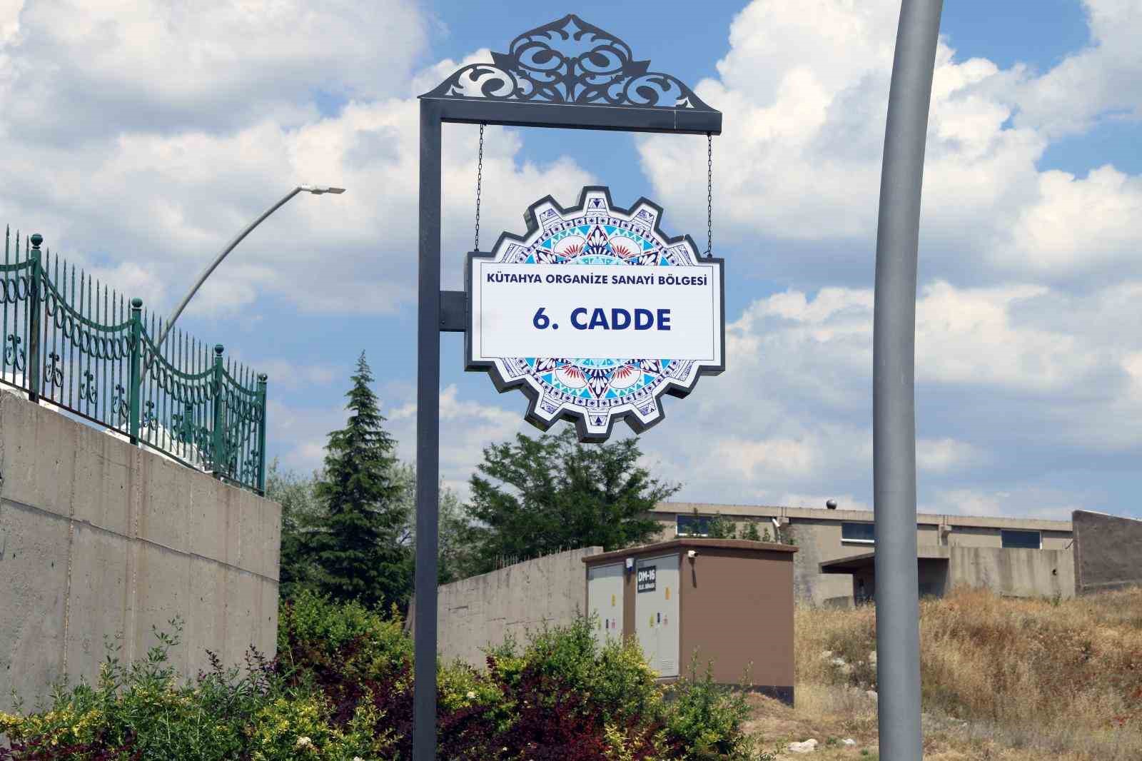 K&uuml;tahya OSB&rsquo;den &ccedil;ini motifli cadde tabelaları
