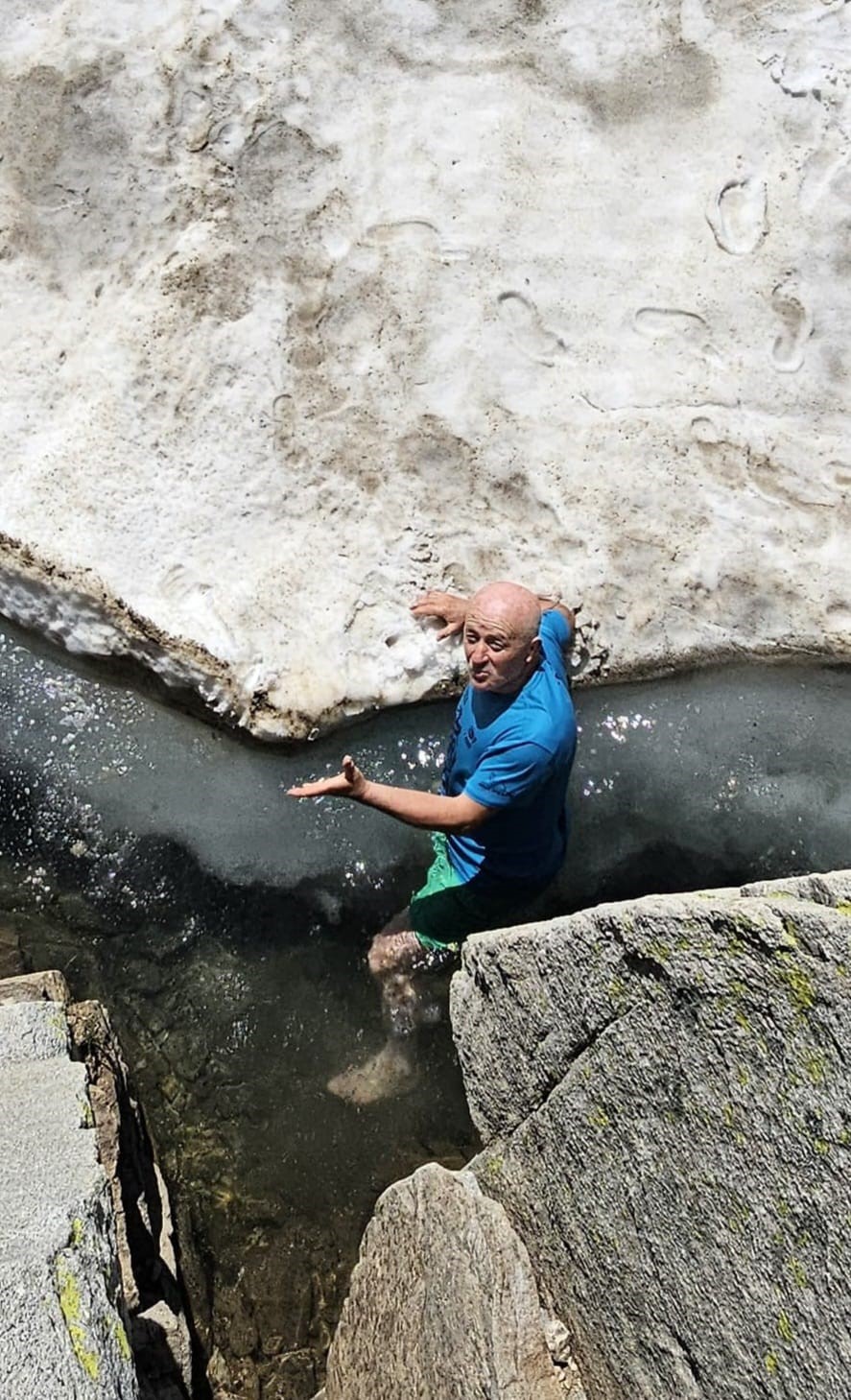 Haziran ayında Uludağ’da buzla kaplı gölde yüzdüler