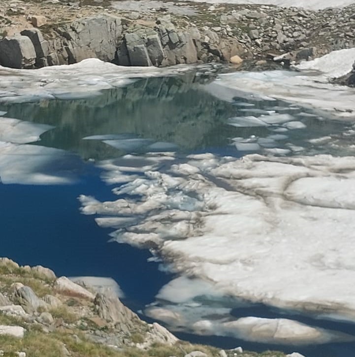 Haziran ayında Uludağ&rsquo;da buzla kaplı g&ouml;lde y&uuml;zd&uuml;ler
