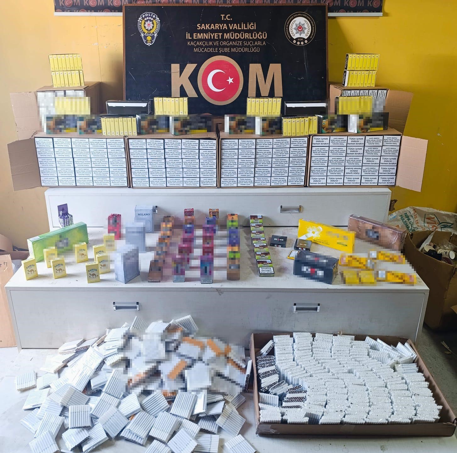 Polisten nokta operasyon: Y&uuml;zbinlerce makaron, sigara ve cinsel i&ccedil;erikli &uuml;r&uuml;n ele ge&ccedil;irildi
