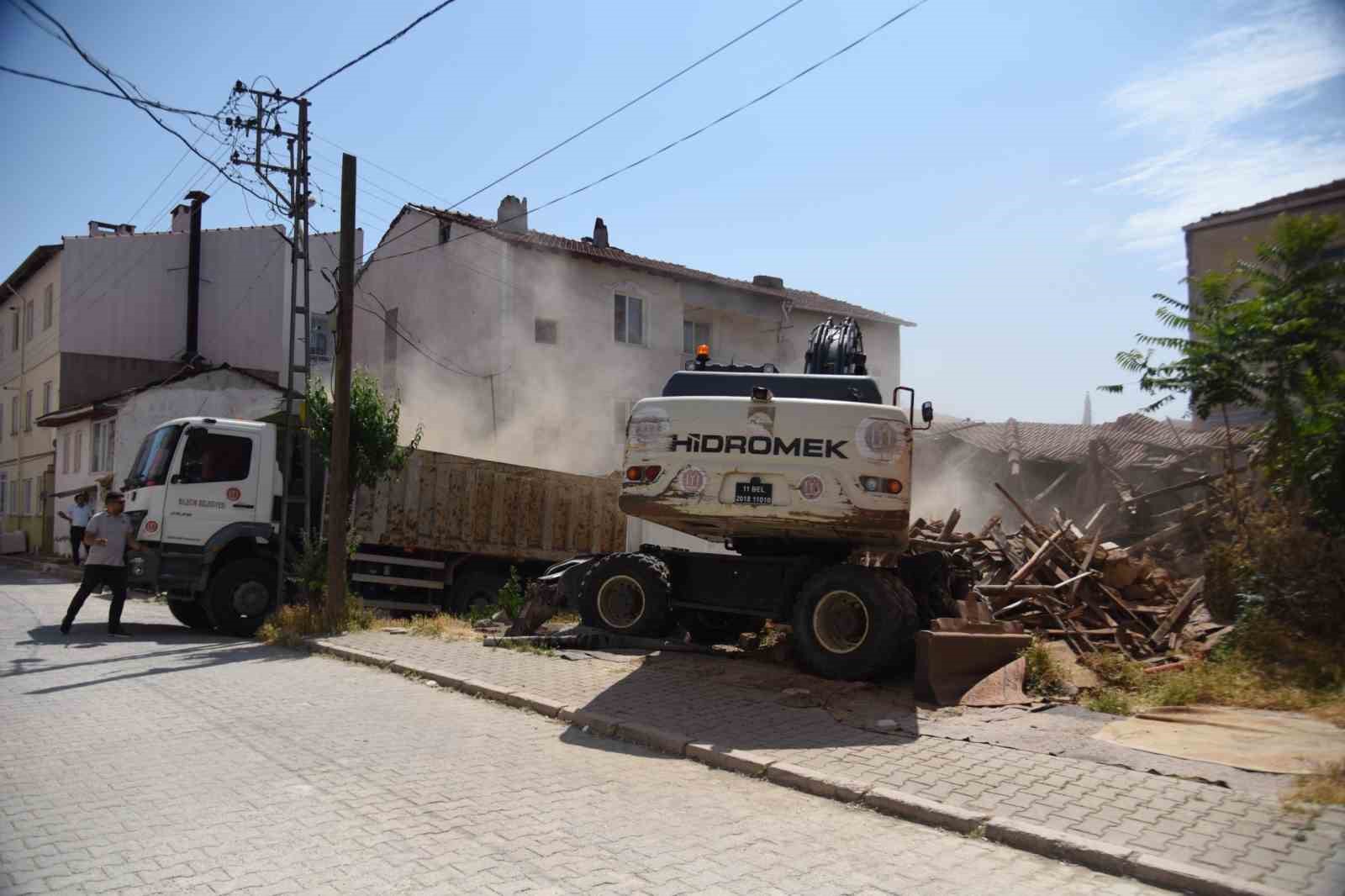 Bilecik&rsquo;te metruk binalar yıkılıyor
