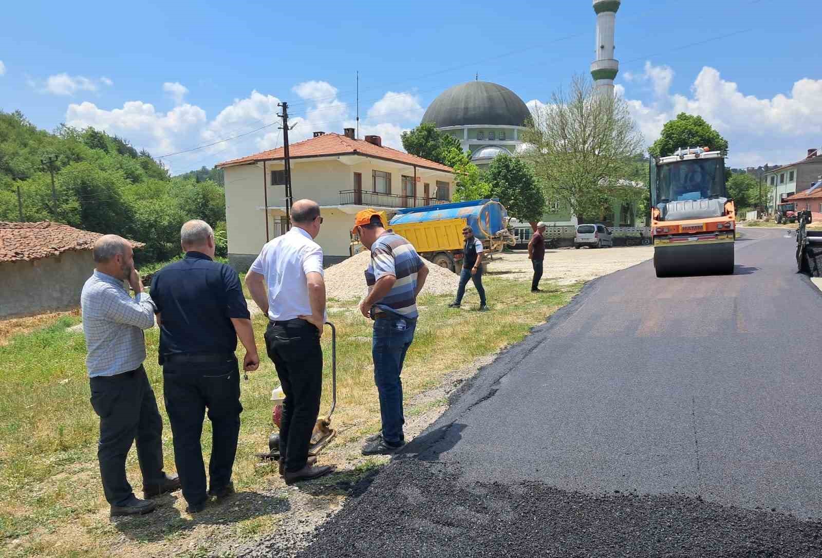 Pazaryeri&rsquo;nde k&ouml;y yolları sıcak asfaltla buluşuyor
