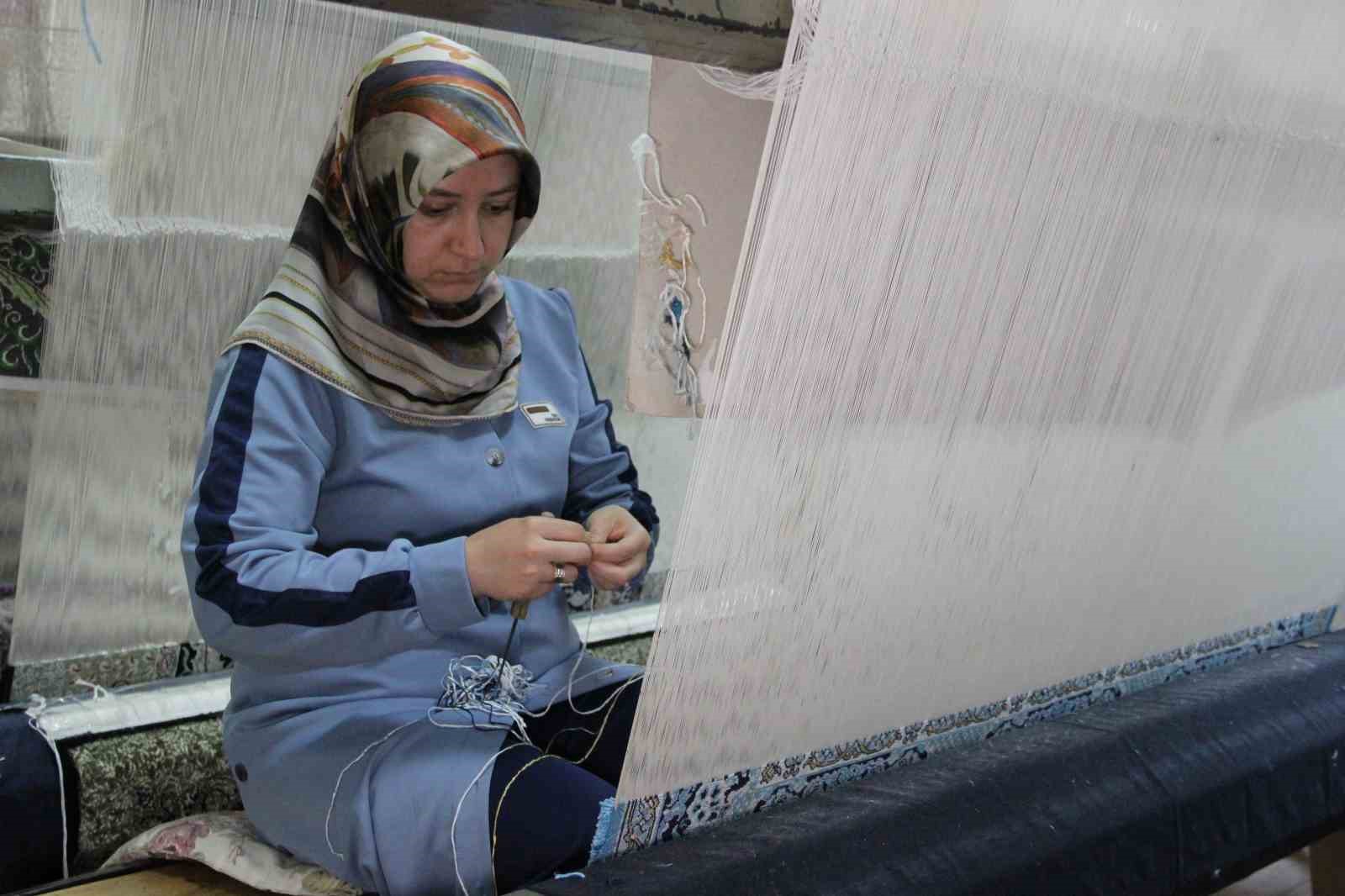 Çorumlu kadınlar ipeği sanata dönüştürüyor, aile bütçesine katkı sağlıyor