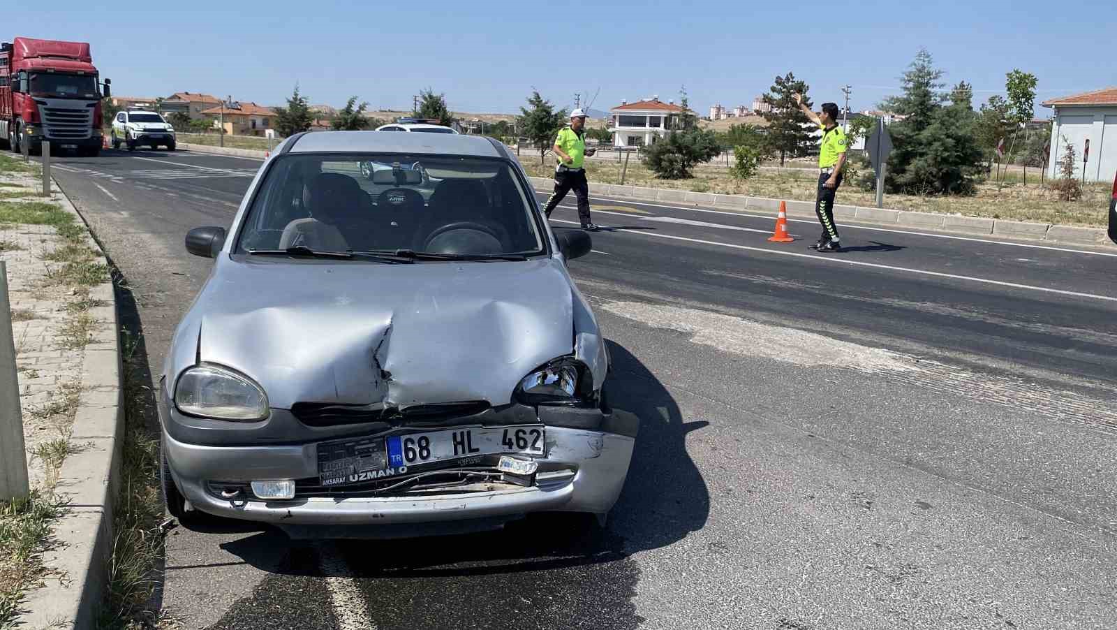 Aksaray’da ışıklarda otomobil hafif ticari araca çarptı: 1 yaralı