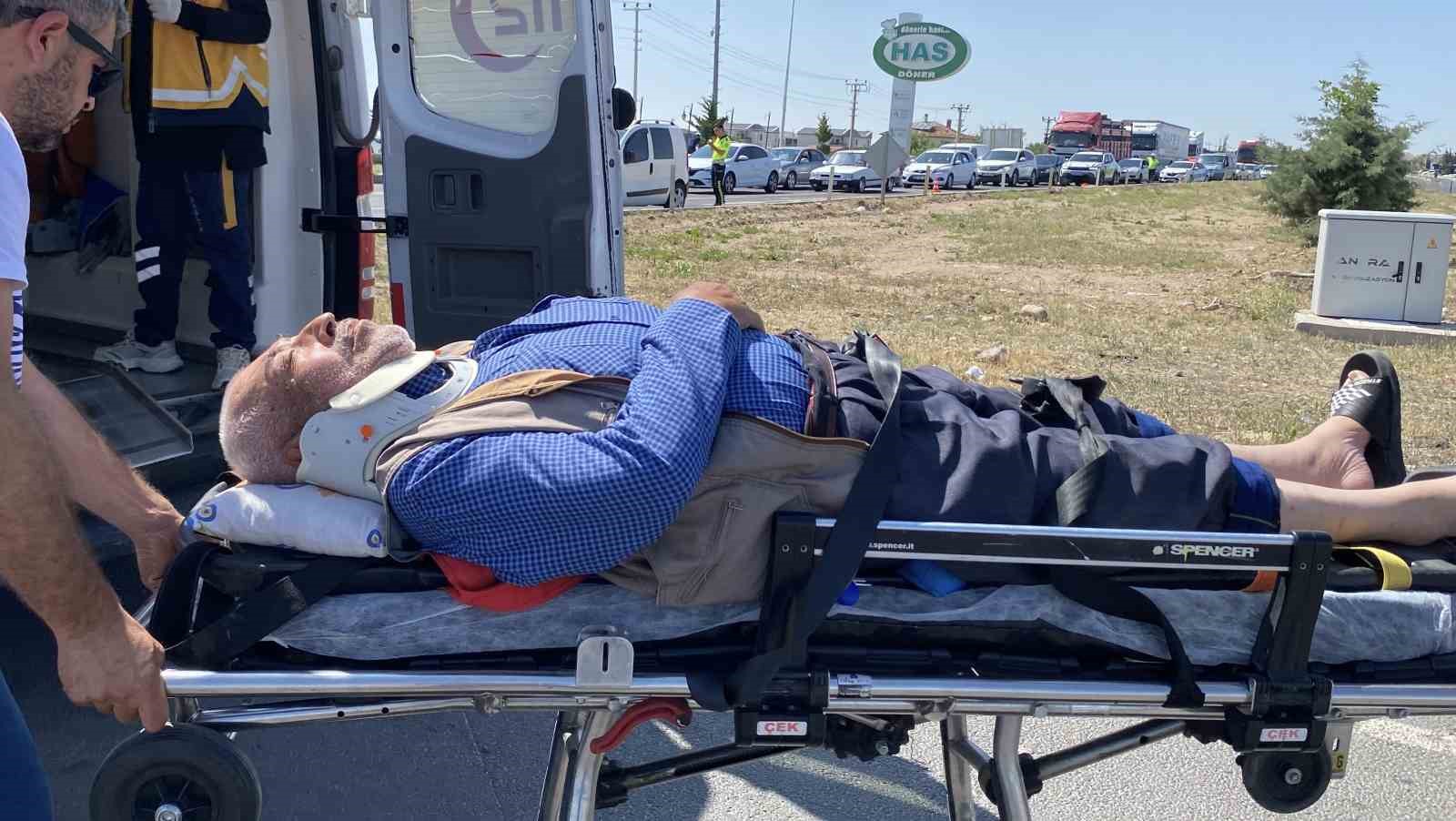 Aksaray&rsquo;da ışıklarda otomobil hafif ticari araca &ccedil;arptı: 1 yaralı
