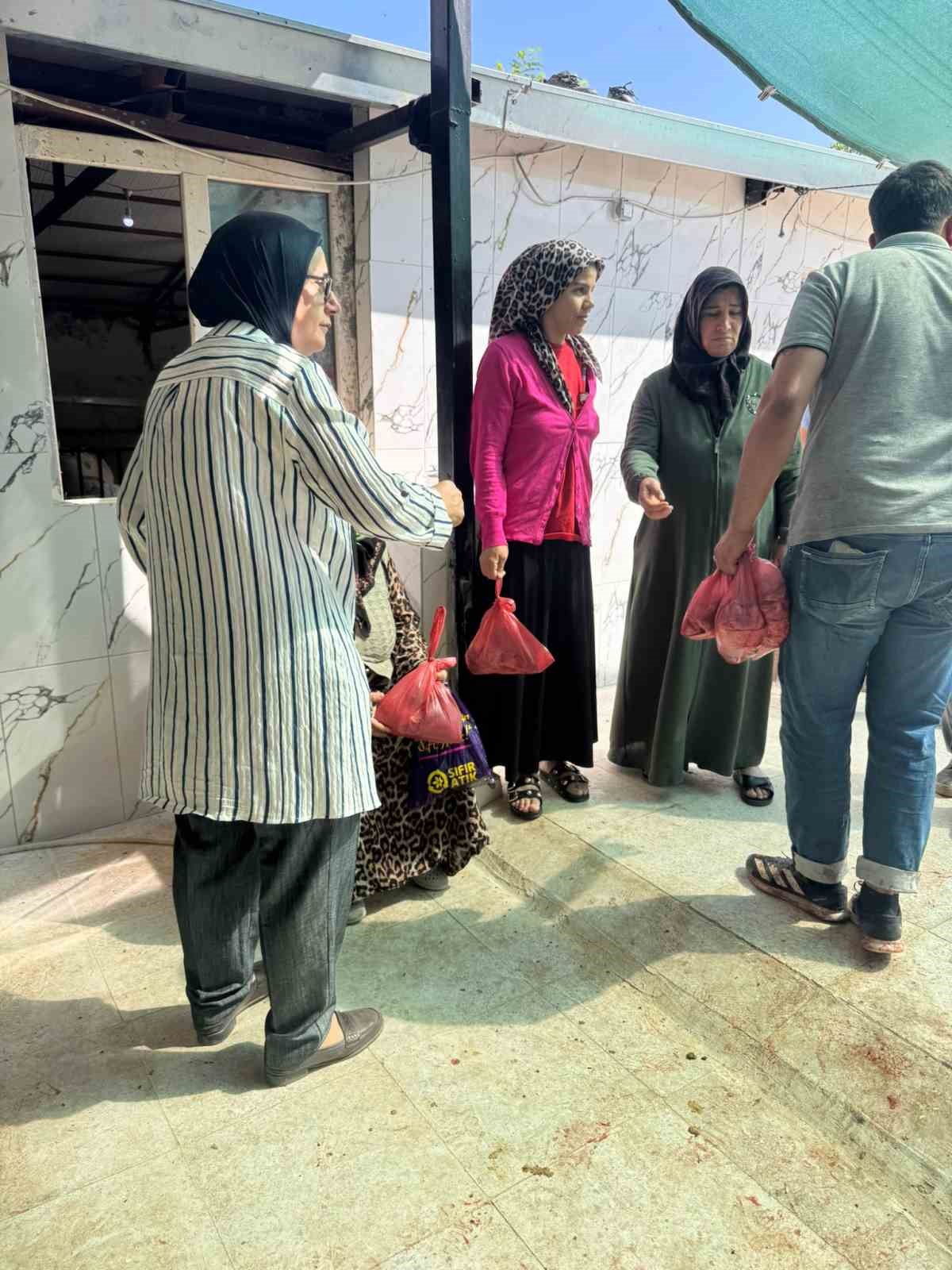 300 yetim ve ihtiyaç sahibi aileye 44 hayvan eti ulaştırıldı
