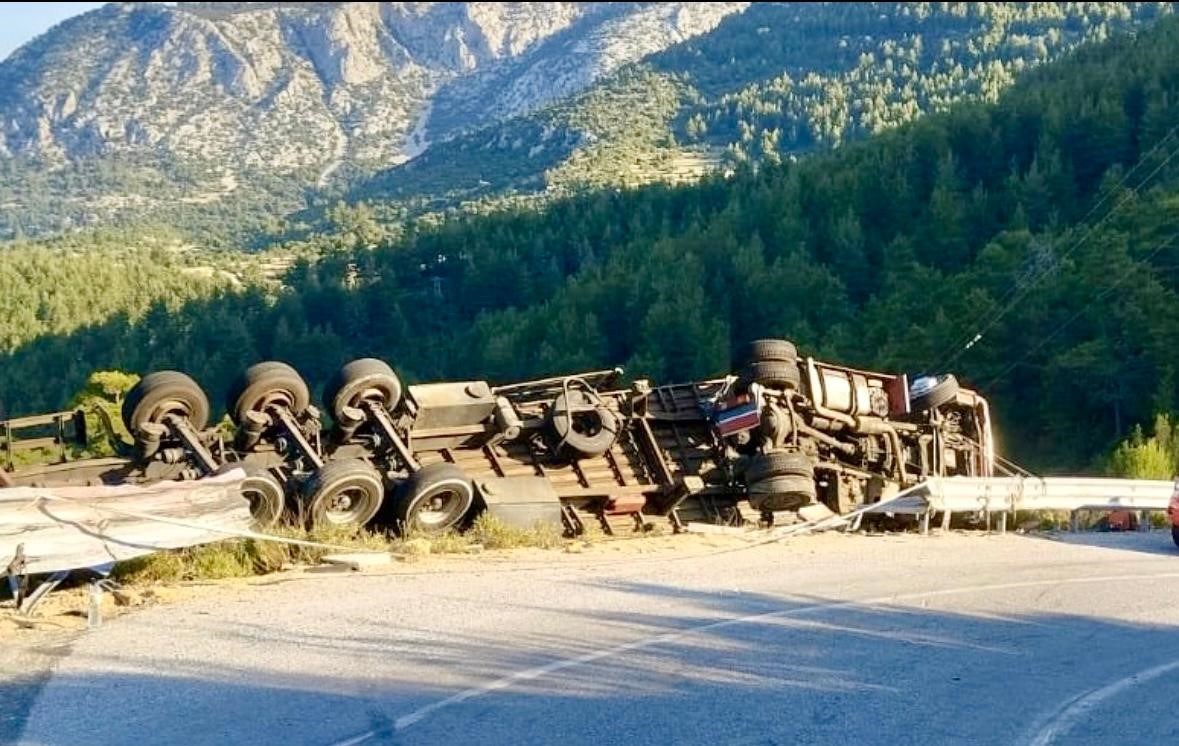 Antalya’da demir profil yüklü tır devrildi: 1 ölü