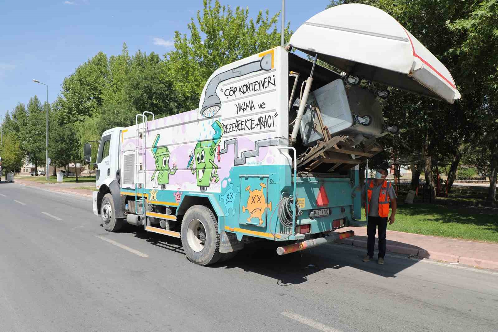 Talas’ta konteynerler hem yıkanıyor hem parfümleniyor
