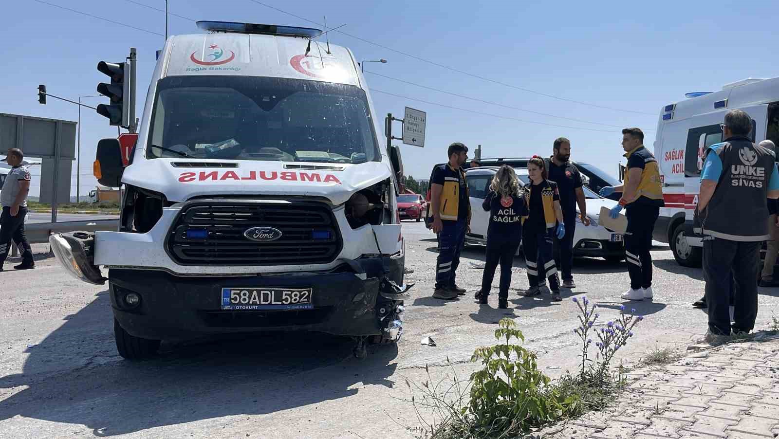 Ambulans ile otomobil kavşakta çarpıştı, 5 yaralı