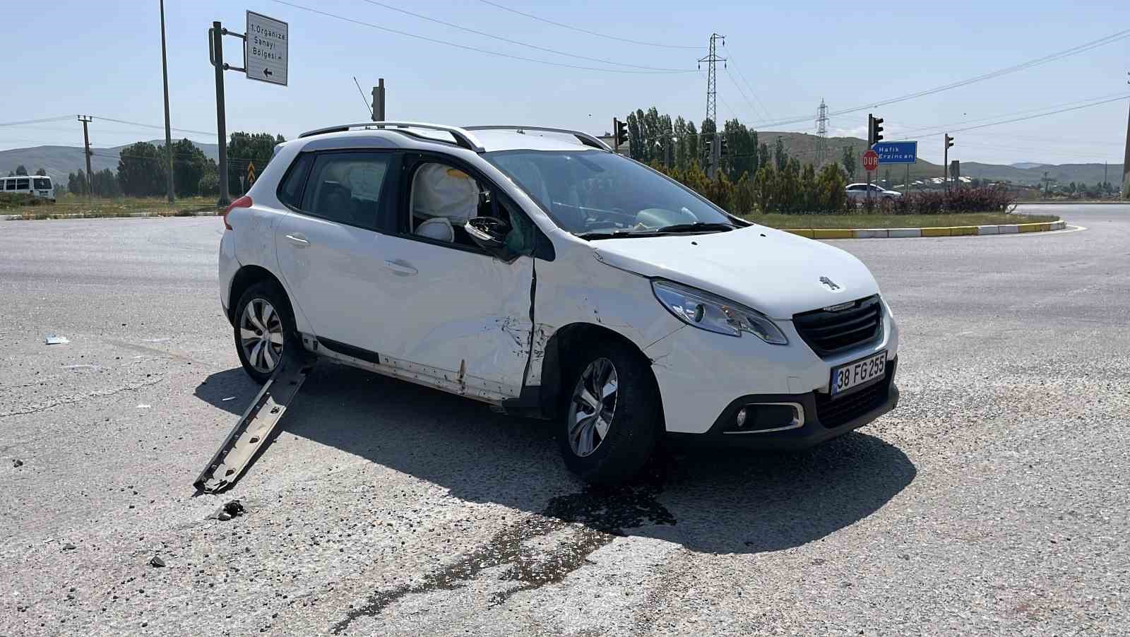 Ambulans ile otomobil kavşakta &ccedil;arpıştı, 5 yaralı
