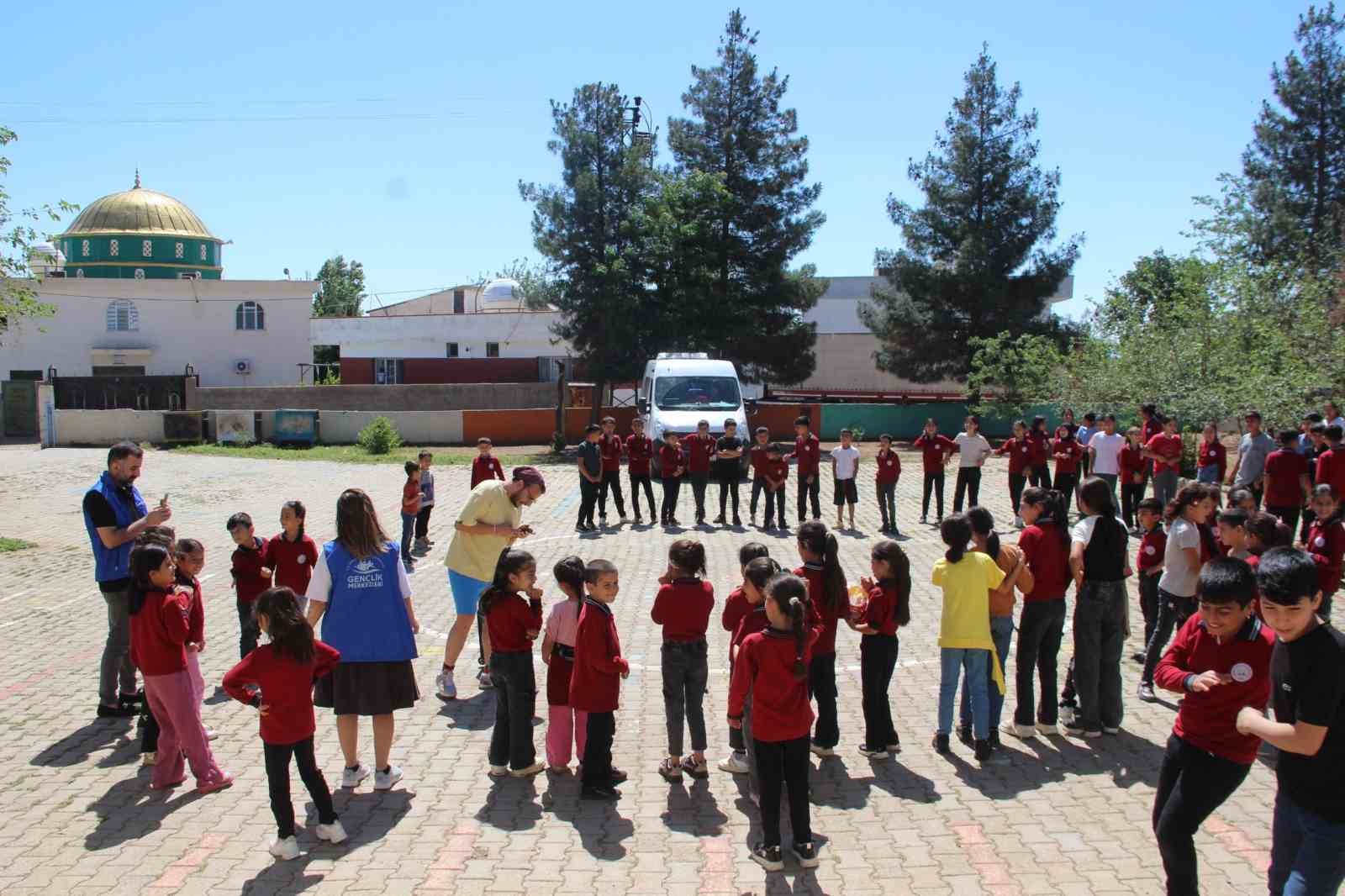 Cizre’de öğrenciler "Merkezim Her Yerde" Projesiyle doyasıya eğleniyor