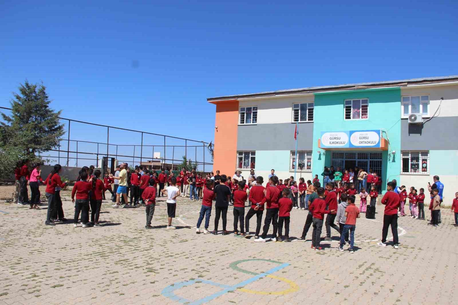 Cizre’de öğrenciler "Merkezim Her Yerde" Projesiyle doyasıya eğleniyor
