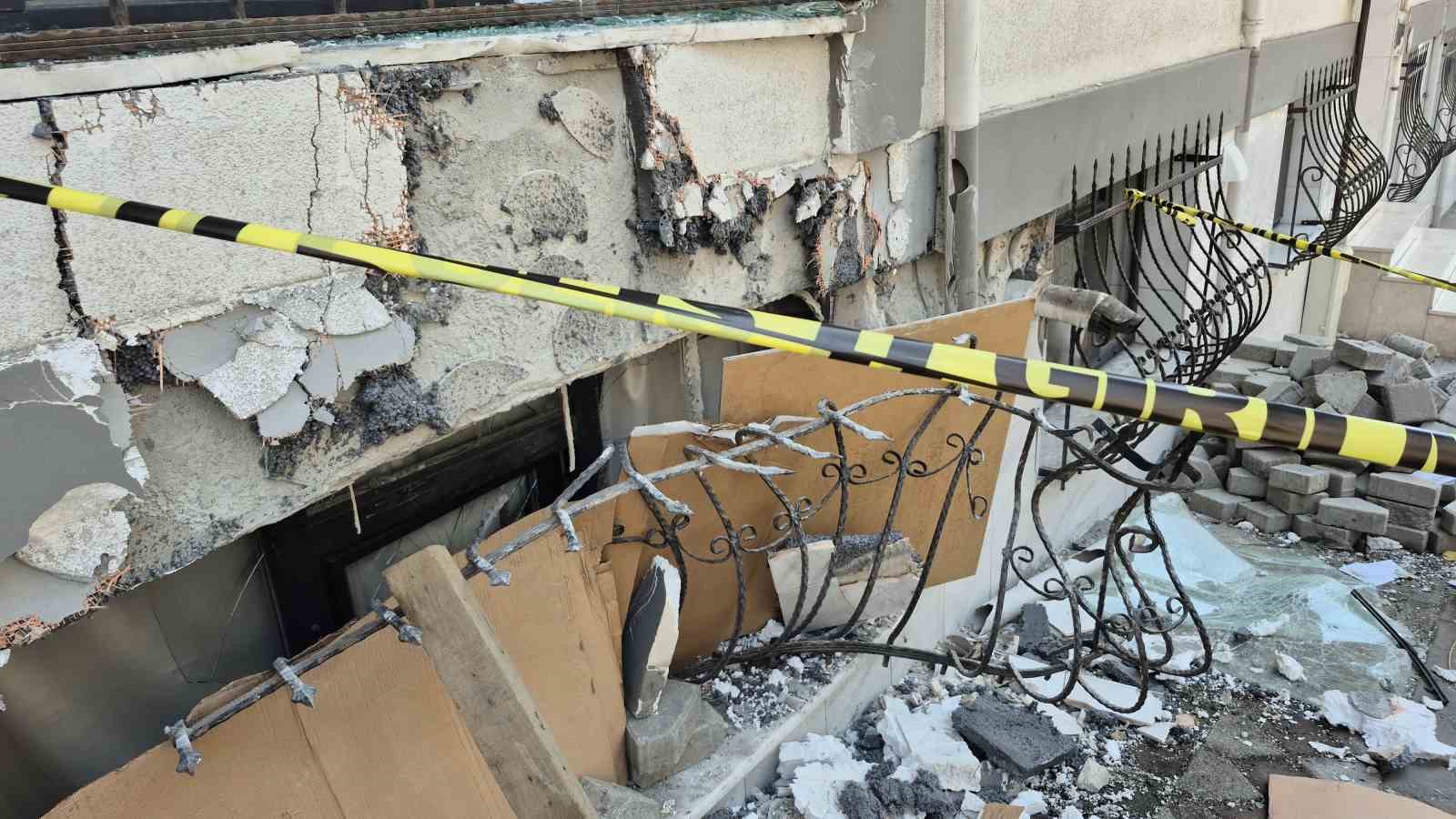 Sultangazi’de yokuş aşağı inerken freni boşalan kamyonet binaya çarptı: 1 yaralı