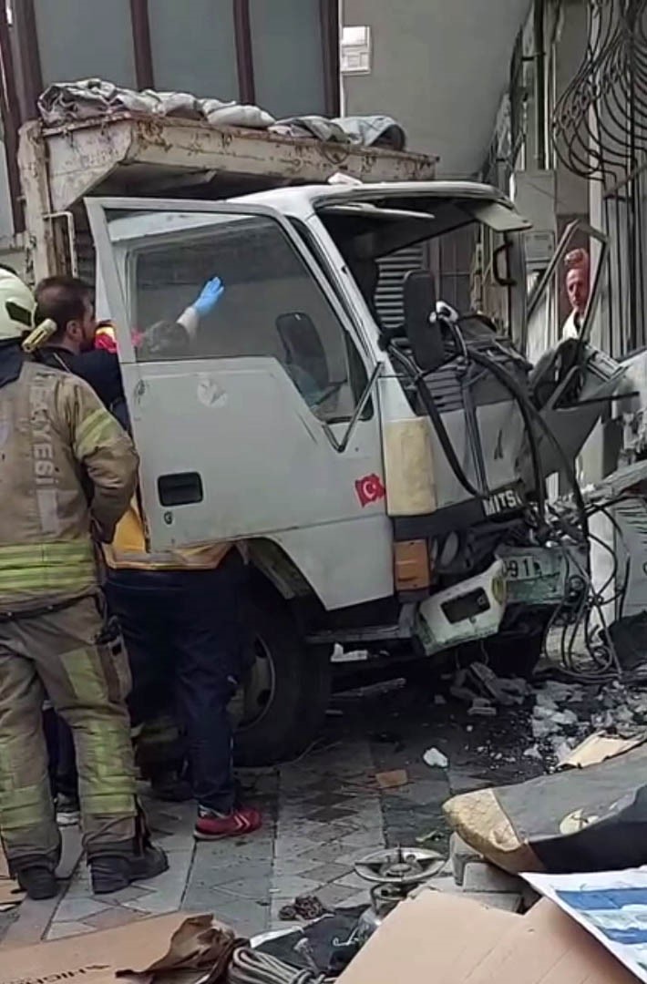 Sultangazi&rsquo;de yokuş aşağı inerken freni boşalan kamyonet binaya &ccedil;arptı: 1 yaralı
