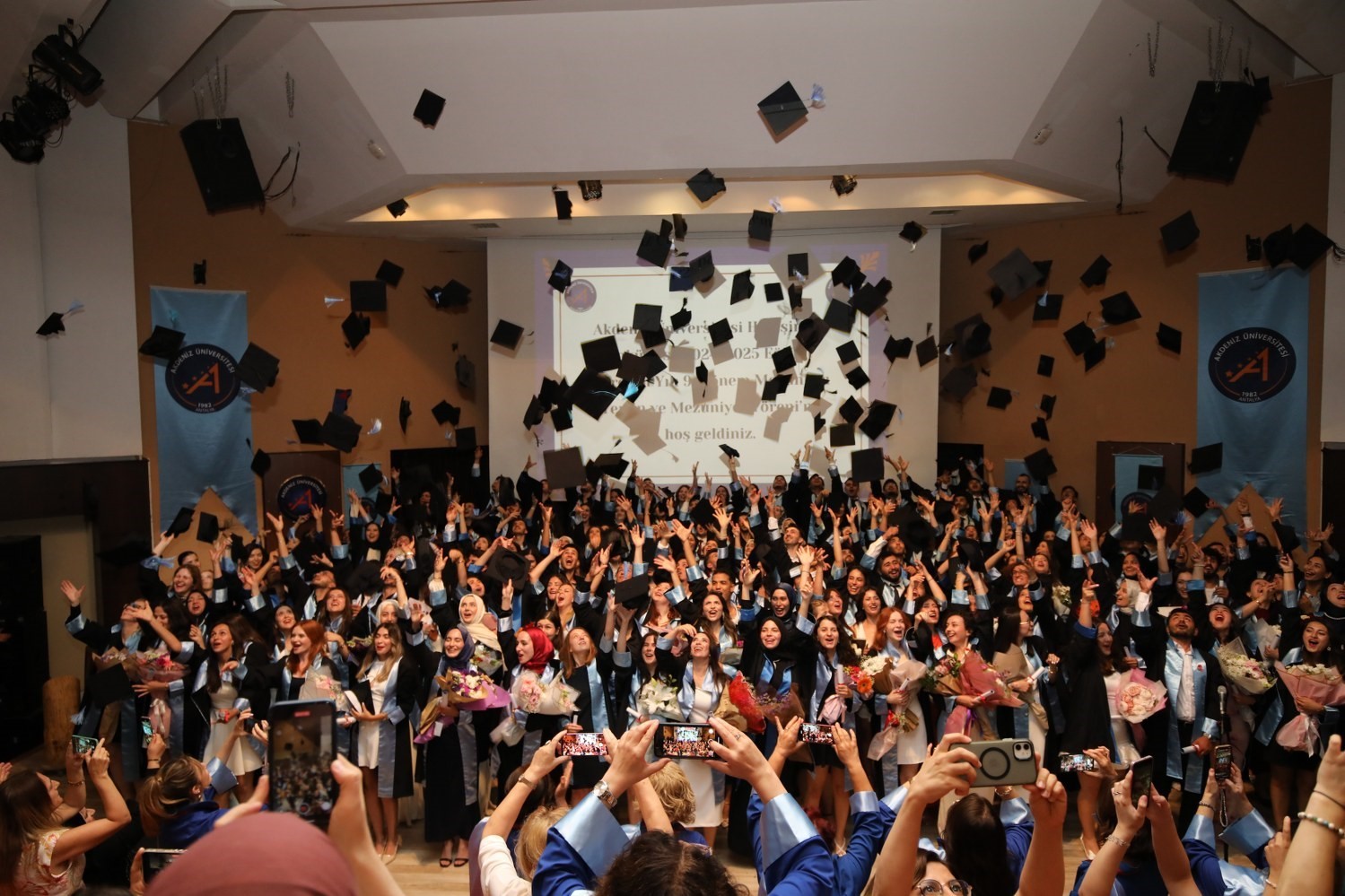 Akdeniz Üniversitesi’nde geleceğin hemşireleri kep attı