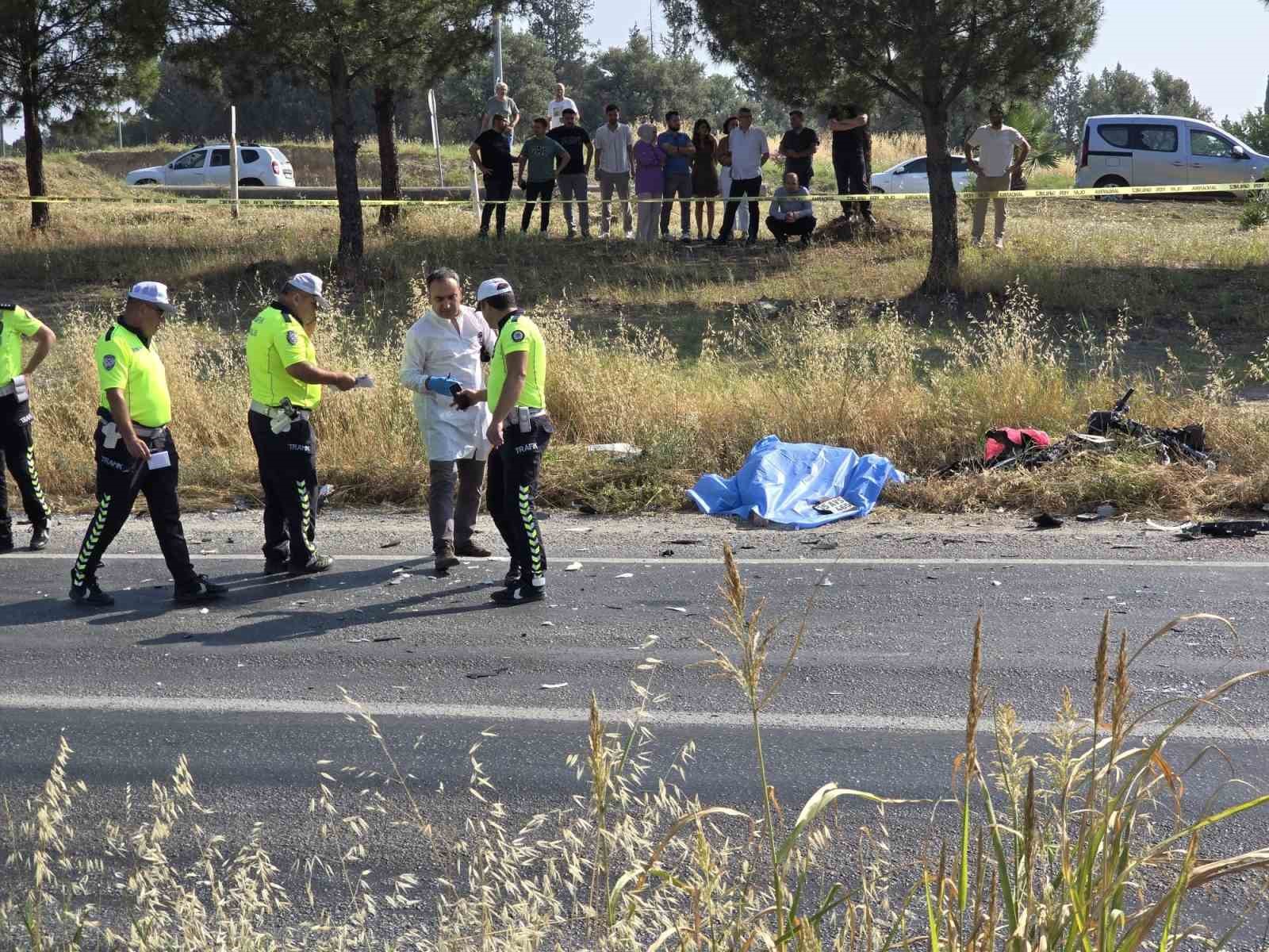İzmir’de kamyonet iki motosikletliye çarptı: 1 ölü
