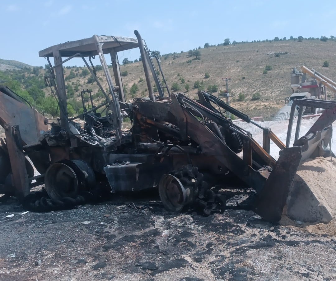 Malatya&rsquo;da iş makinesi alev alev yandı
