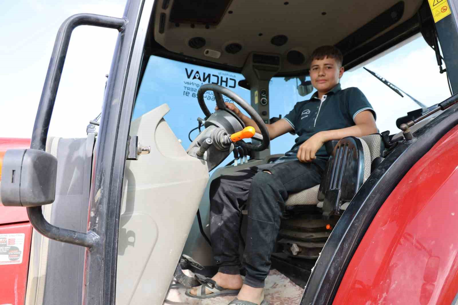 14 yaşındaki ortaokul öğrencisi Muhammet Efe tek başına 300 dönüm arazide üretim yapıyor