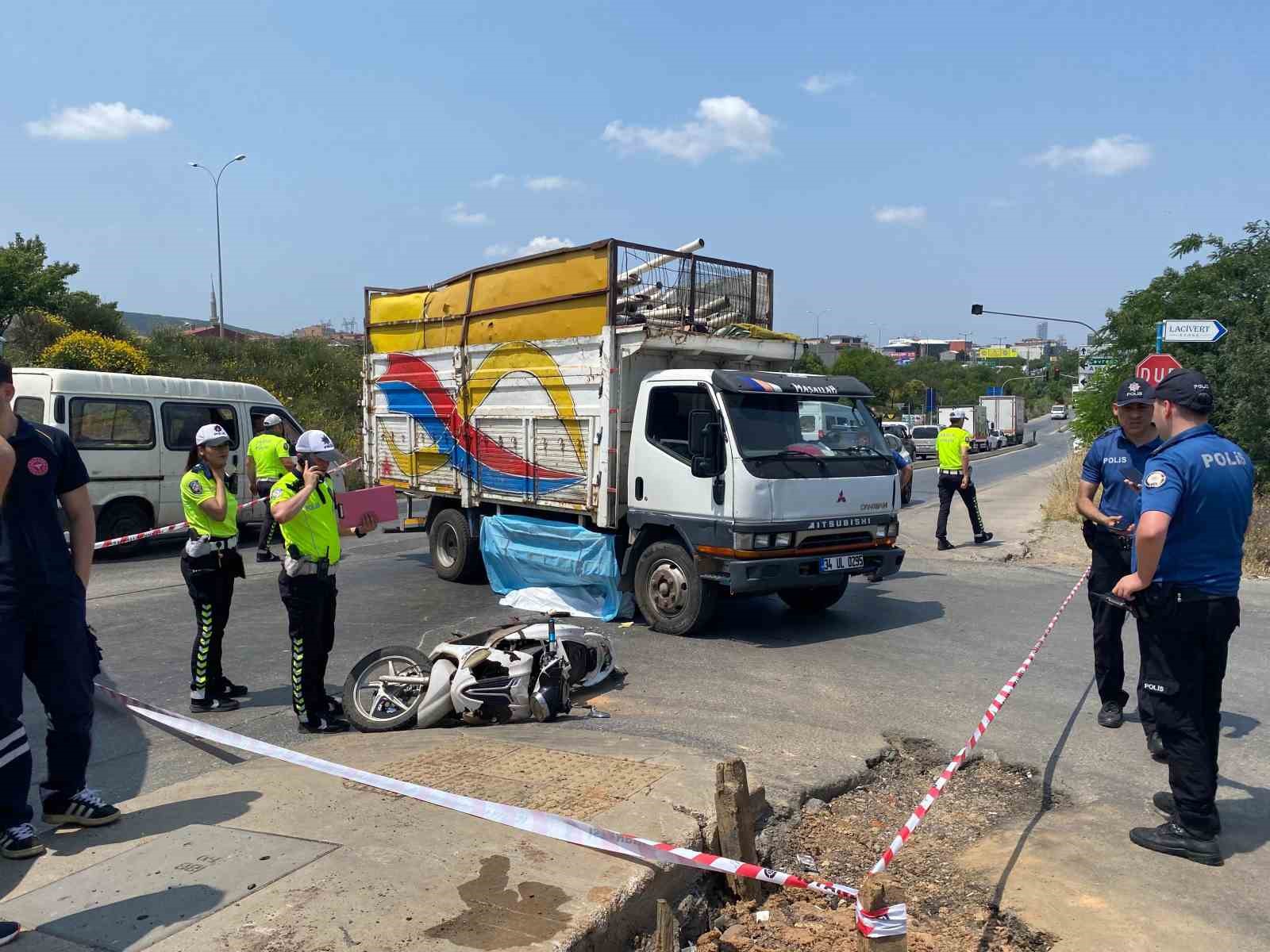 Ümraniye’de kamyonete çarpan motosikletli hayatını kaybetti
