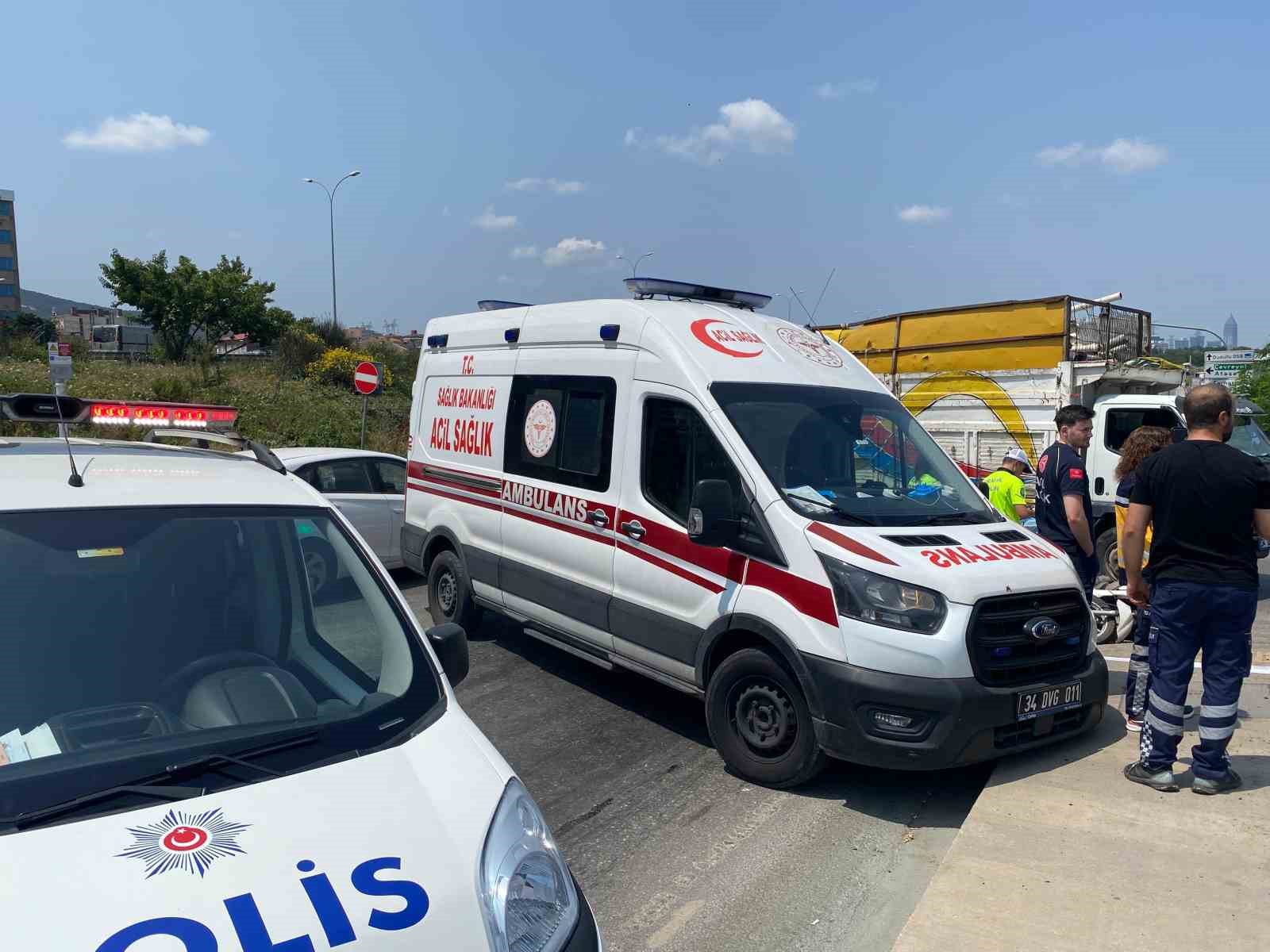 &Uuml;mraniye&rsquo;de kamyonete &ccedil;arpan motosikletli hayatını kaybetti
