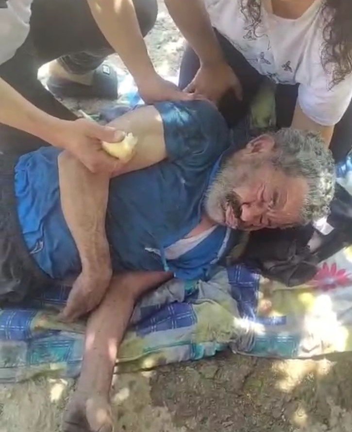 Evde yangın çıktı, yaşlı adam son anda kurtarıldı
