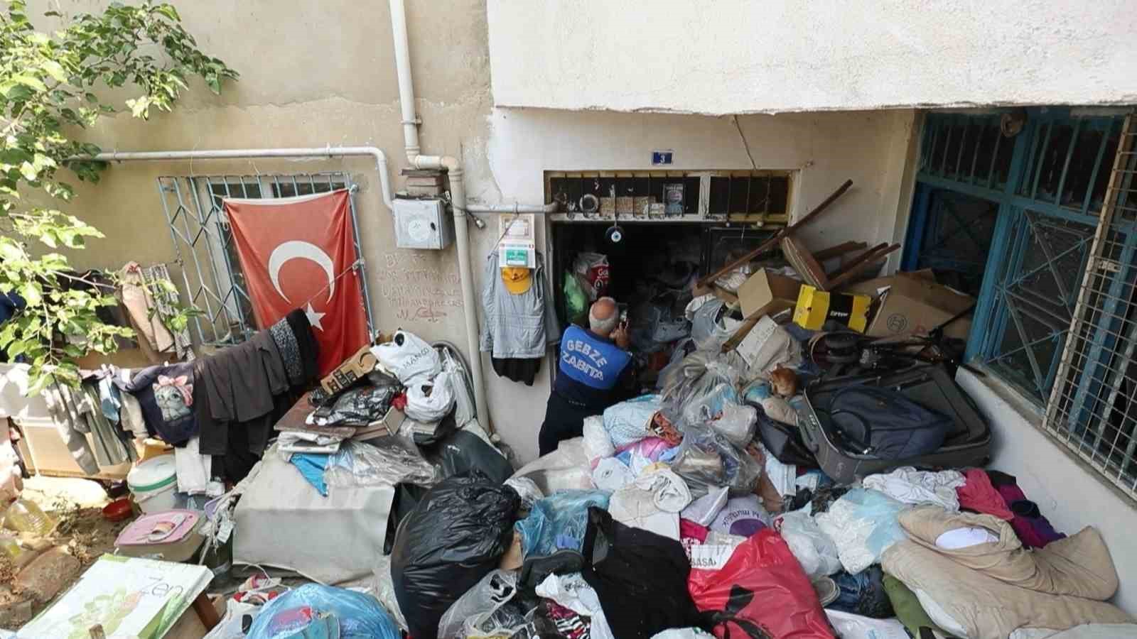 Daireden kamyon kamyon çöp çıktı
