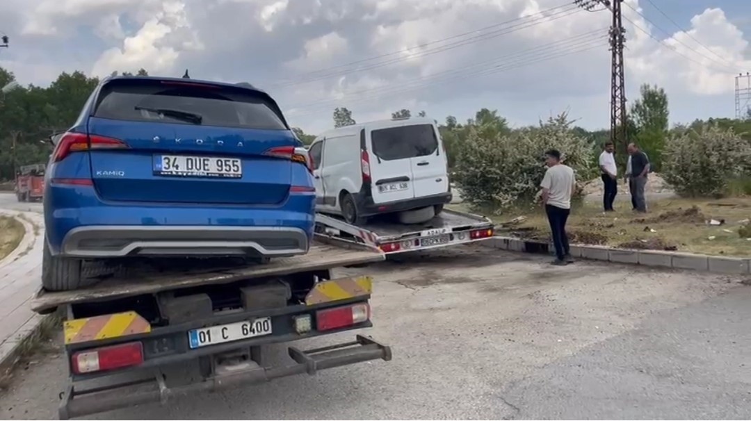 Adilcevaz'da trafik kazasında 2 kişi hayatını kaybetti, 1 kişi yaralandı.
