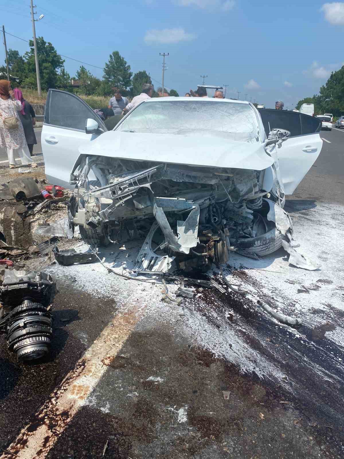 Kontrolden çıkan otomobil refüje çarpınca alev aldı: 2 yaralı

