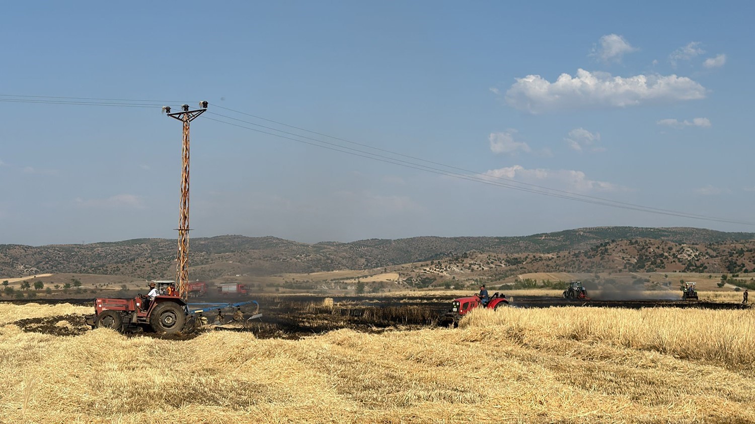 Kula’da aynı anda iki farklı bölgede yangın
