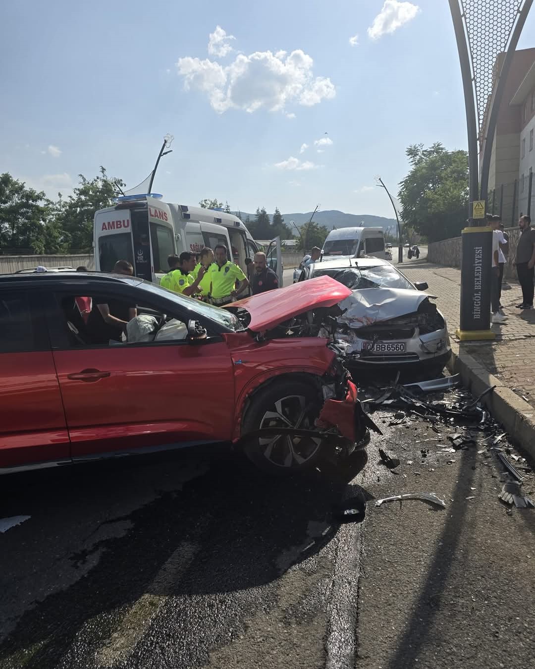 Bingöl'de trafik kazası nedeniyle 3 kişi yaralandı. IHAA rapor ediyor.