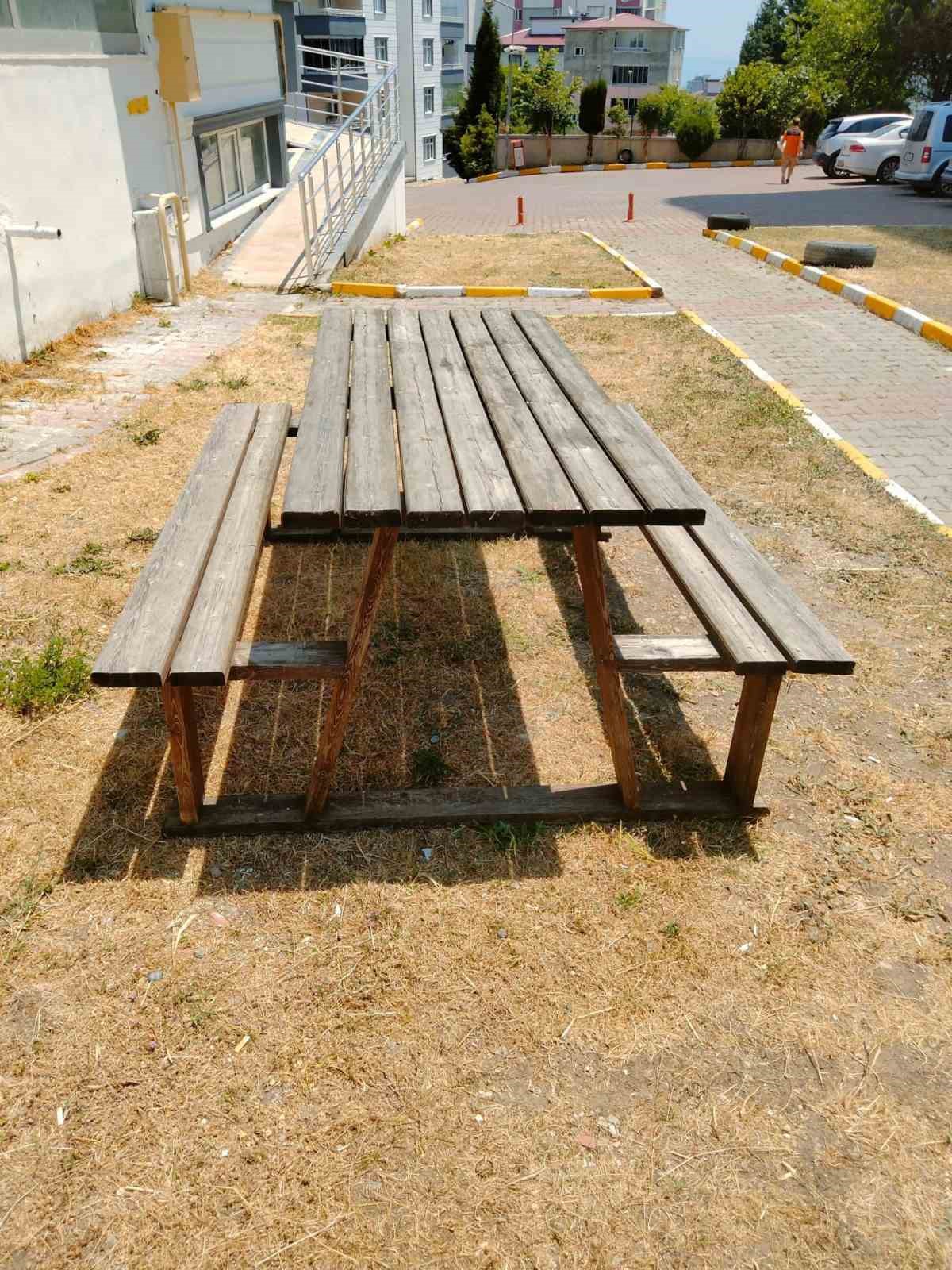 Samsun&rsquo;da sitenin bah&ccedil;esinden piknik masası &ccedil;alan şahıs tutuklandı
