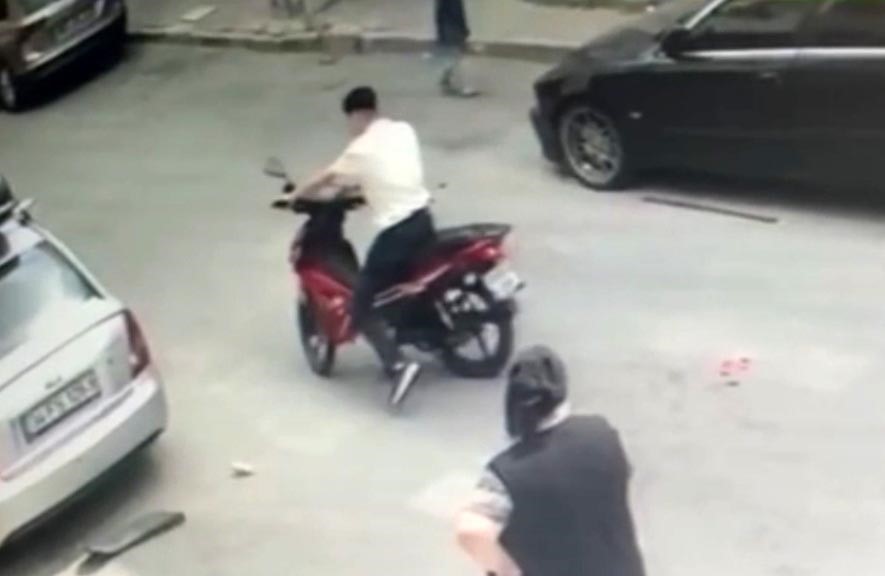 Sultangazi&rsquo;de motosikletli, park halindeki otomobile &ccedil;arptı
