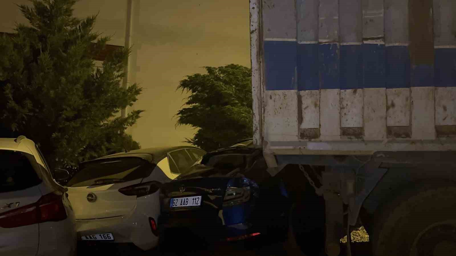 Tunceli’de park halinde freni patlayan kamyon, 5 araca zarar verdi