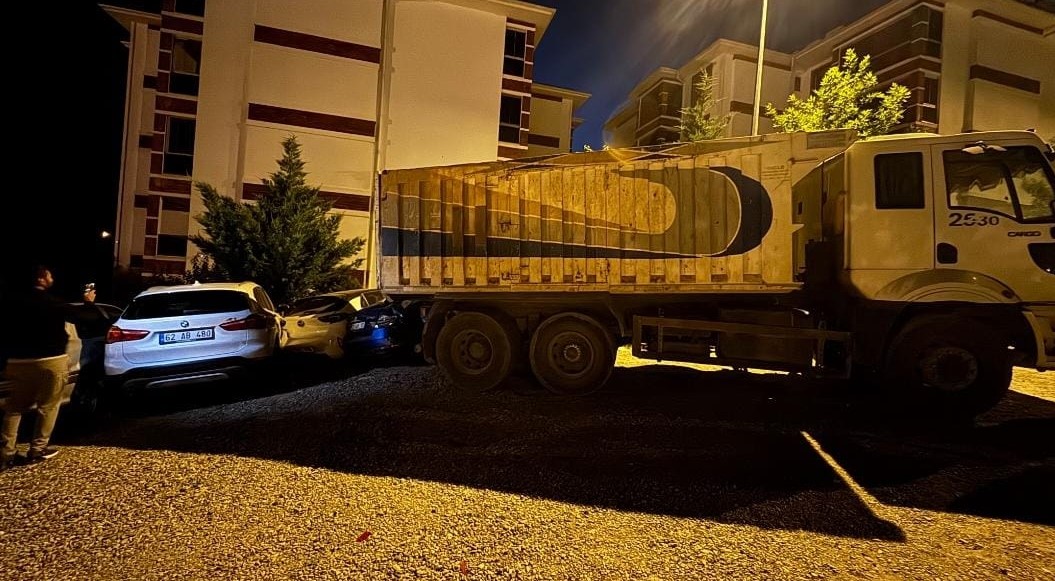 Tunceli&rsquo;de park halinde freni patlayan kamyon, 5 araca zarar verdi
