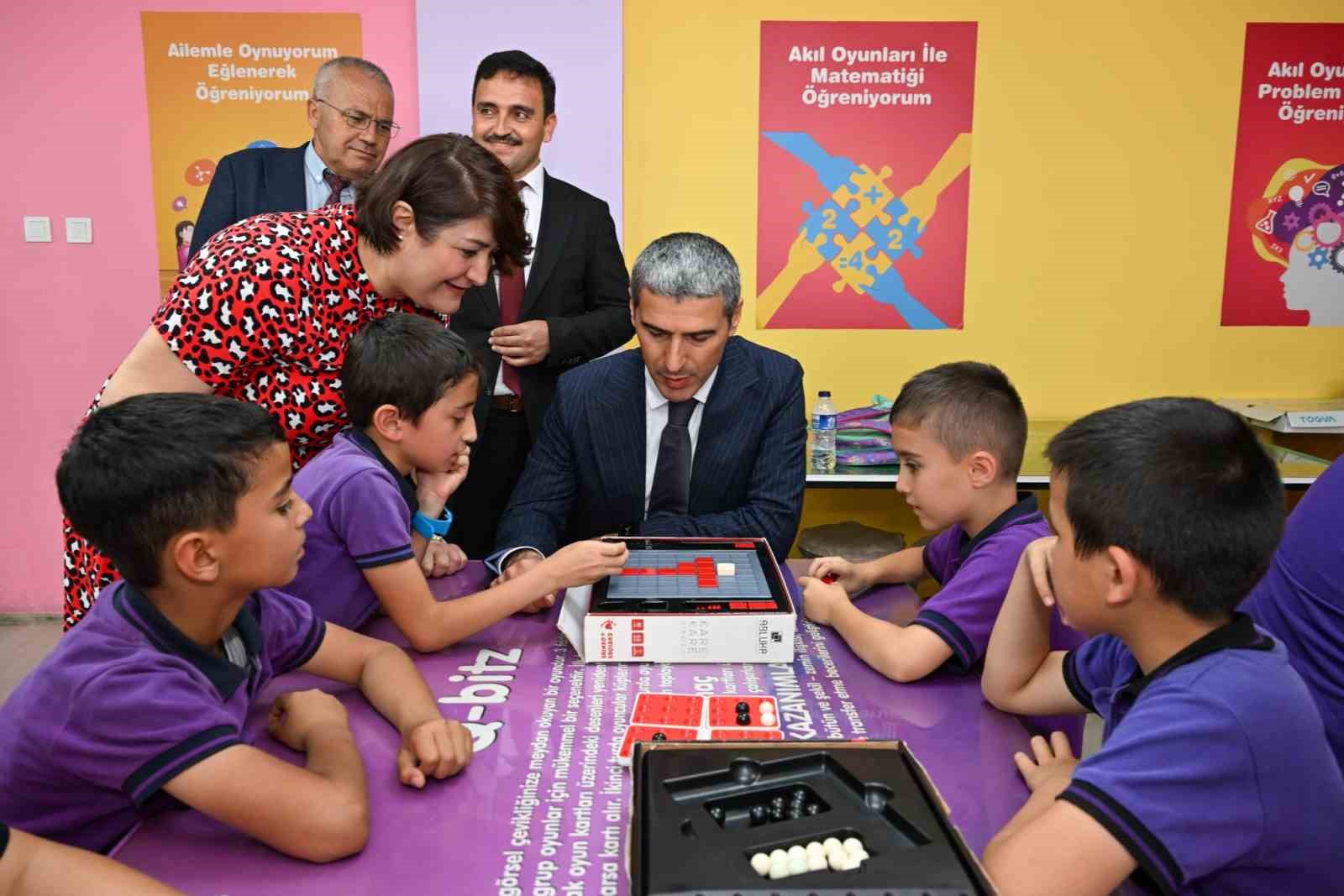 Vali Aktaş resim sergisini ziyaret etti
