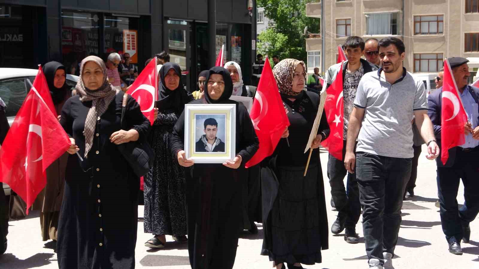 Evlat nöbetindeki aileler: "Umutla çocuklarımızı bekliyoruz"