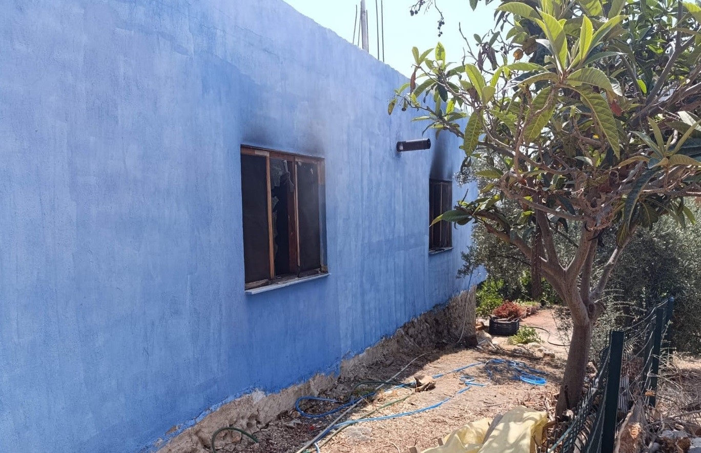 Evde yangın çıktı, yaşlı adam son anda kurtarıldı