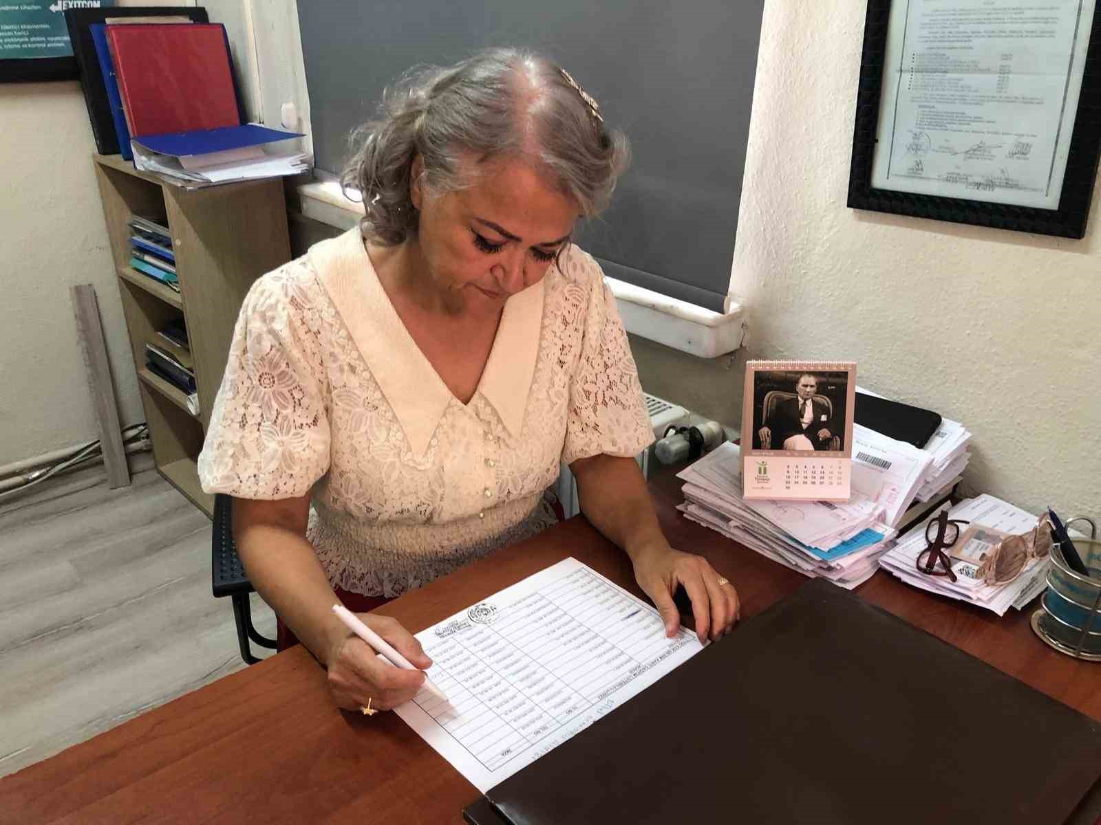 Muhtarlık görevinden kazandığı tüm parayı ihtiyaç sahibi çocuklara harcayacak