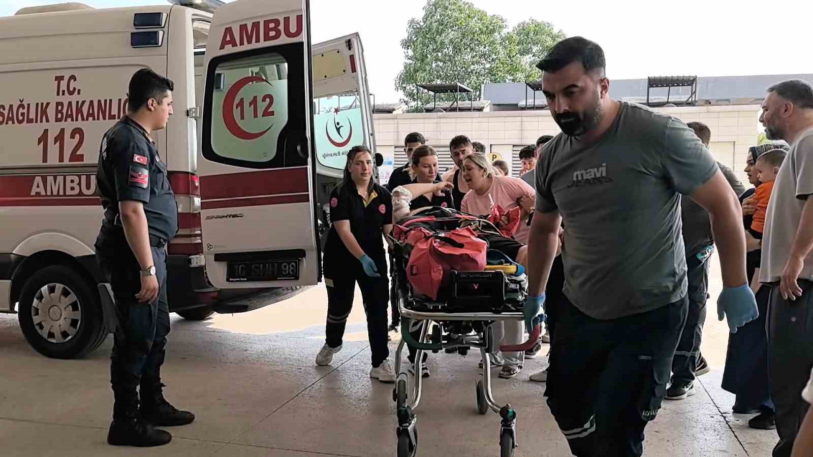 Bursa’da otomobile çarpan motosikletliler ağır yaralandı