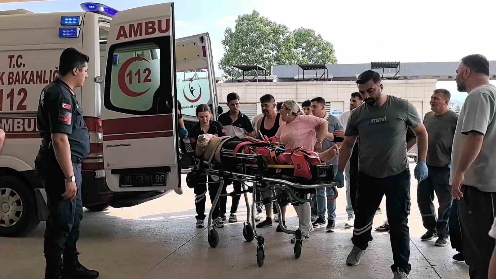 Bursa&rsquo;da otomobile &ccedil;arpan motosikletliler ağır yaralandı
