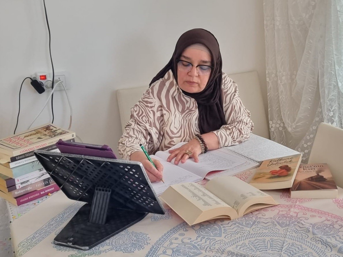 60’ından sonra üniversite mezunu oldu, şimdi iki kitapla okurlarıyla buluşuyor