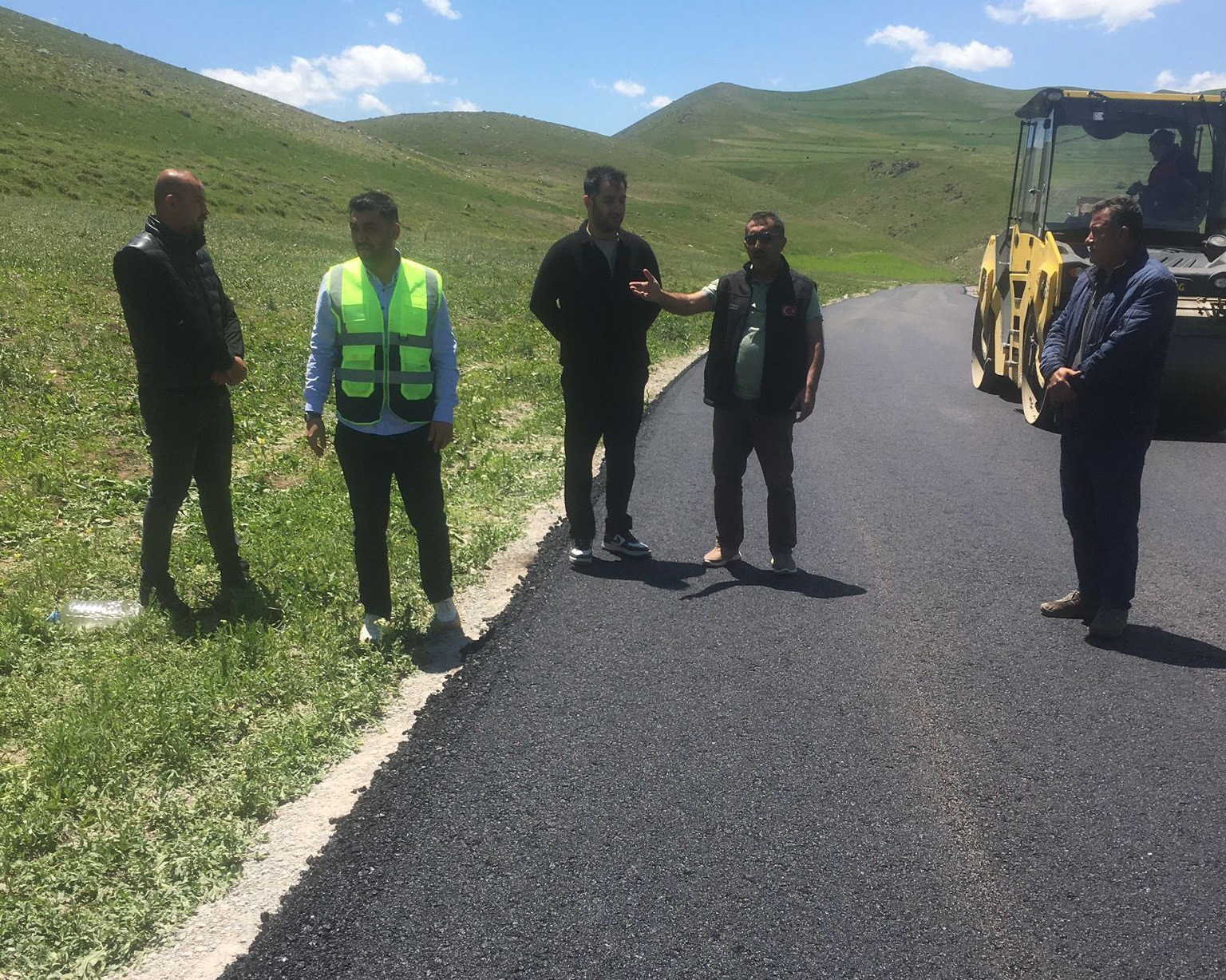 Kars&rsquo;ta &Ouml;zel İdare yaptığı yollarla uzağı yakın ediyor
