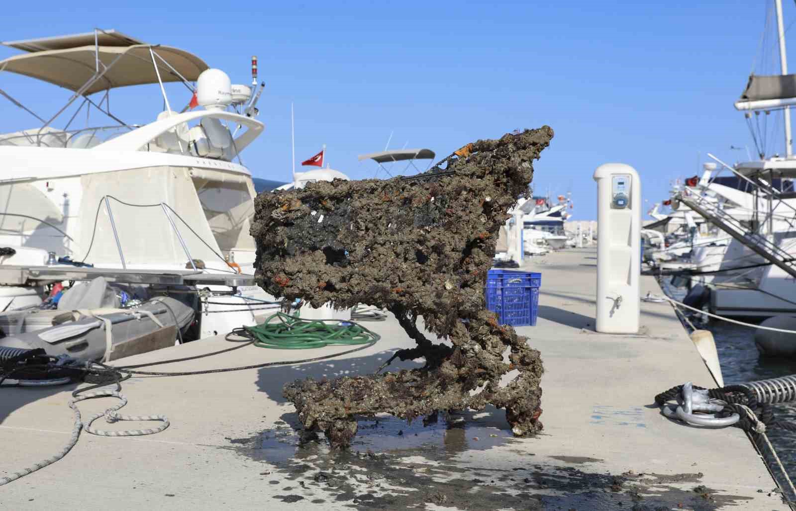 Mersin’de denizden çıkarılan çöpler sahilde sergilendi: Alışveriş arabası bile var