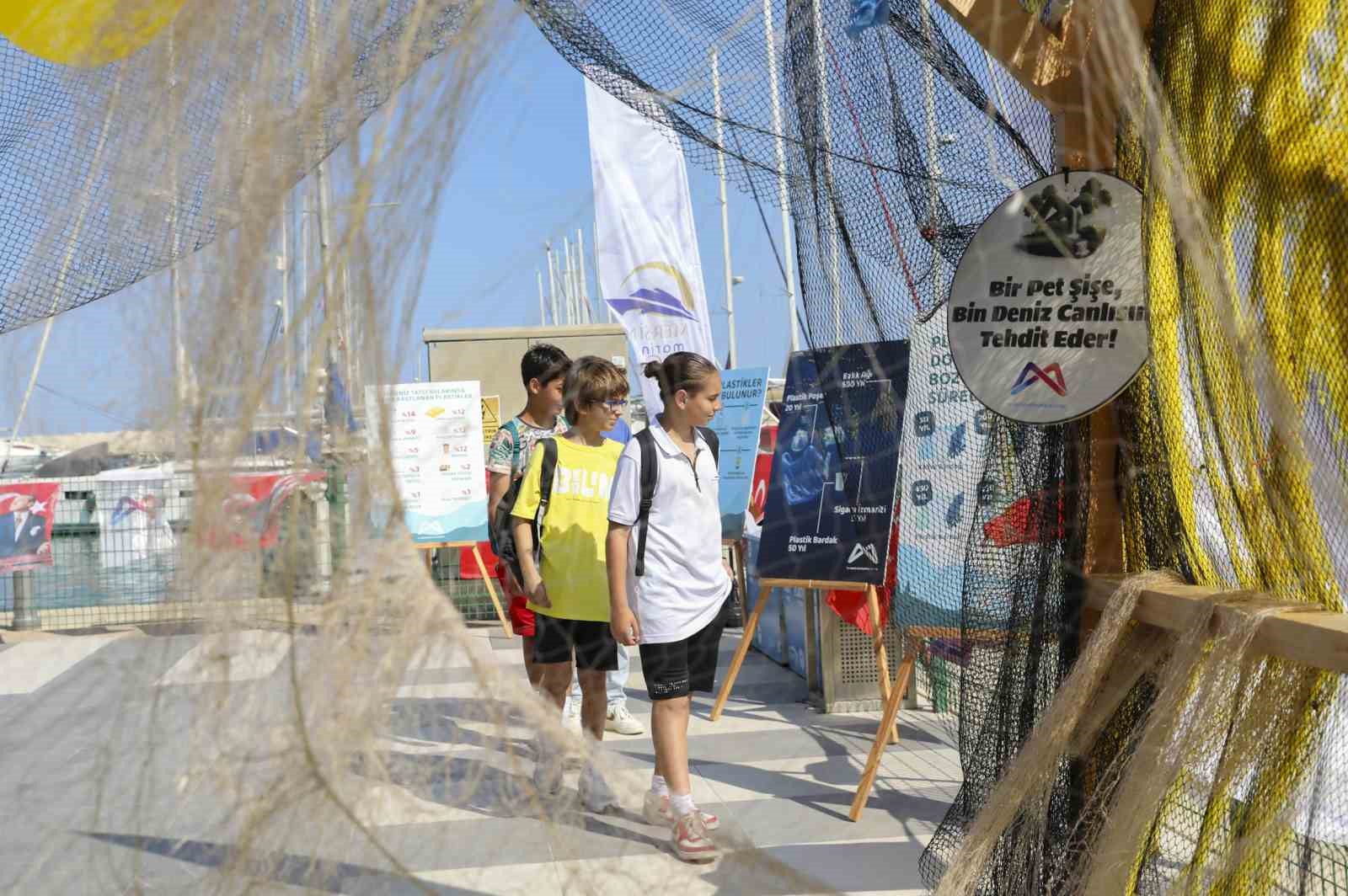 Mersin&rsquo;de denizden &ccedil;ıkarılan &ccedil;&ouml;pler sahilde sergilendi: Alışveriş arabası bile var
