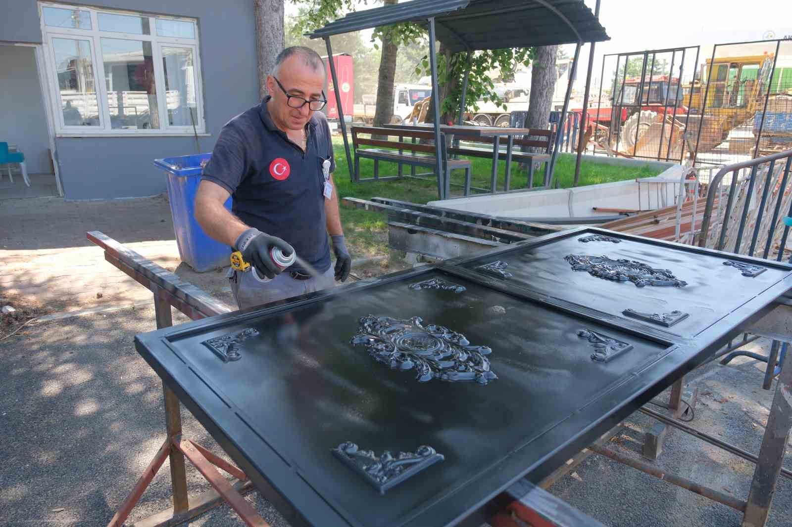 Kaynakhane atölyesi, cami ve mezarlıkların demir işlerini üstleniyor