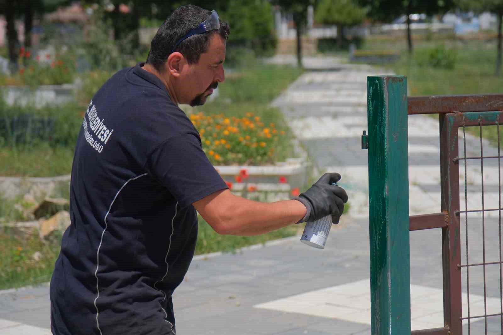 Kaynakhane at&ouml;lyesi, cami ve mezarlıkların demir işlerini &uuml;stleniyor
