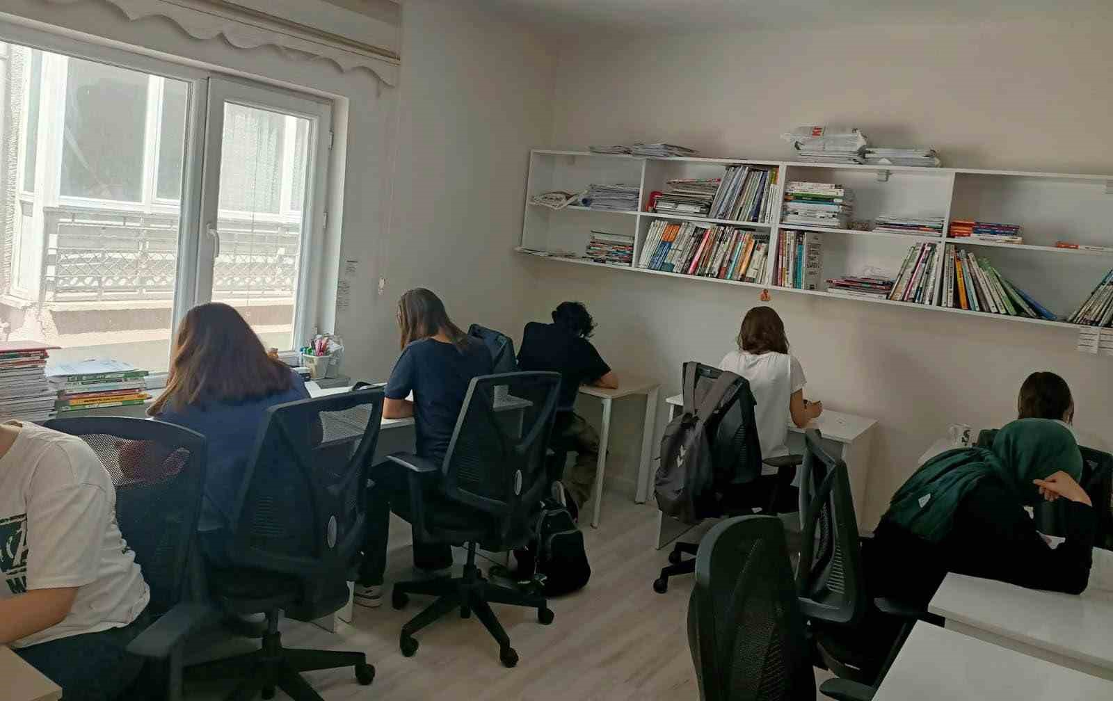 "Stres y&ouml;netimi sınav başarısının yarısıdır"
