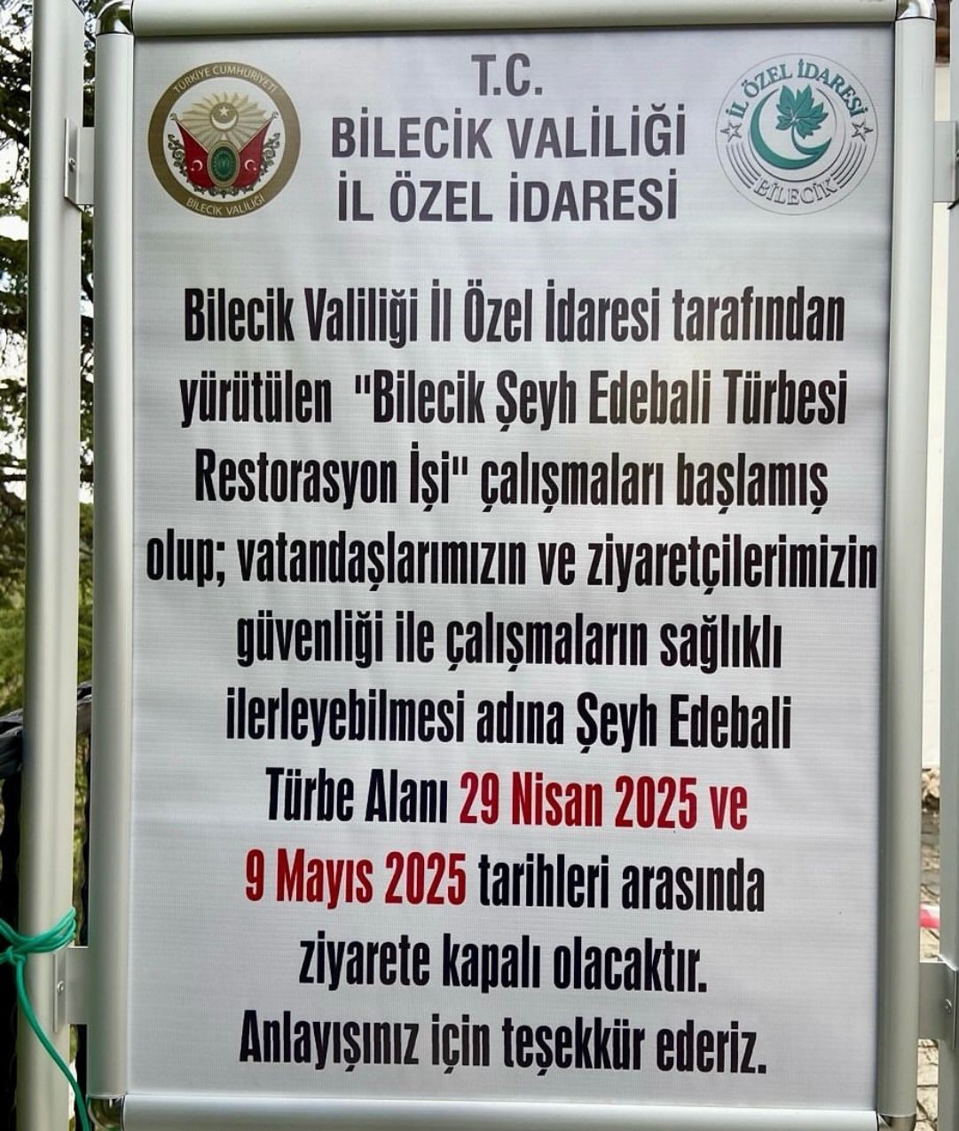 Şeyh Edebali Türbesinde hediye edilen Kâbe örtüsüne gelişi güzel bırakılması tepkilere neden oldu
